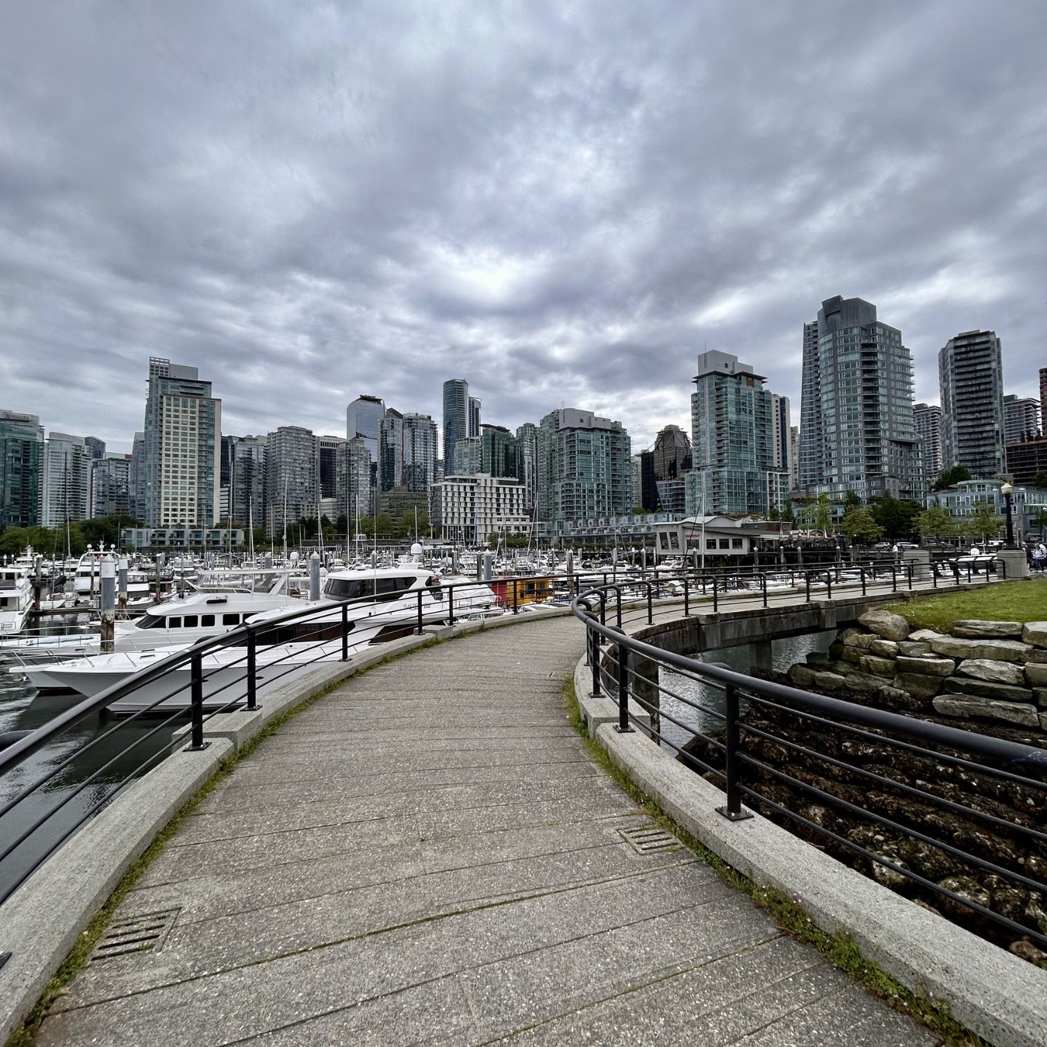 Skyline di Vancouver dal porto