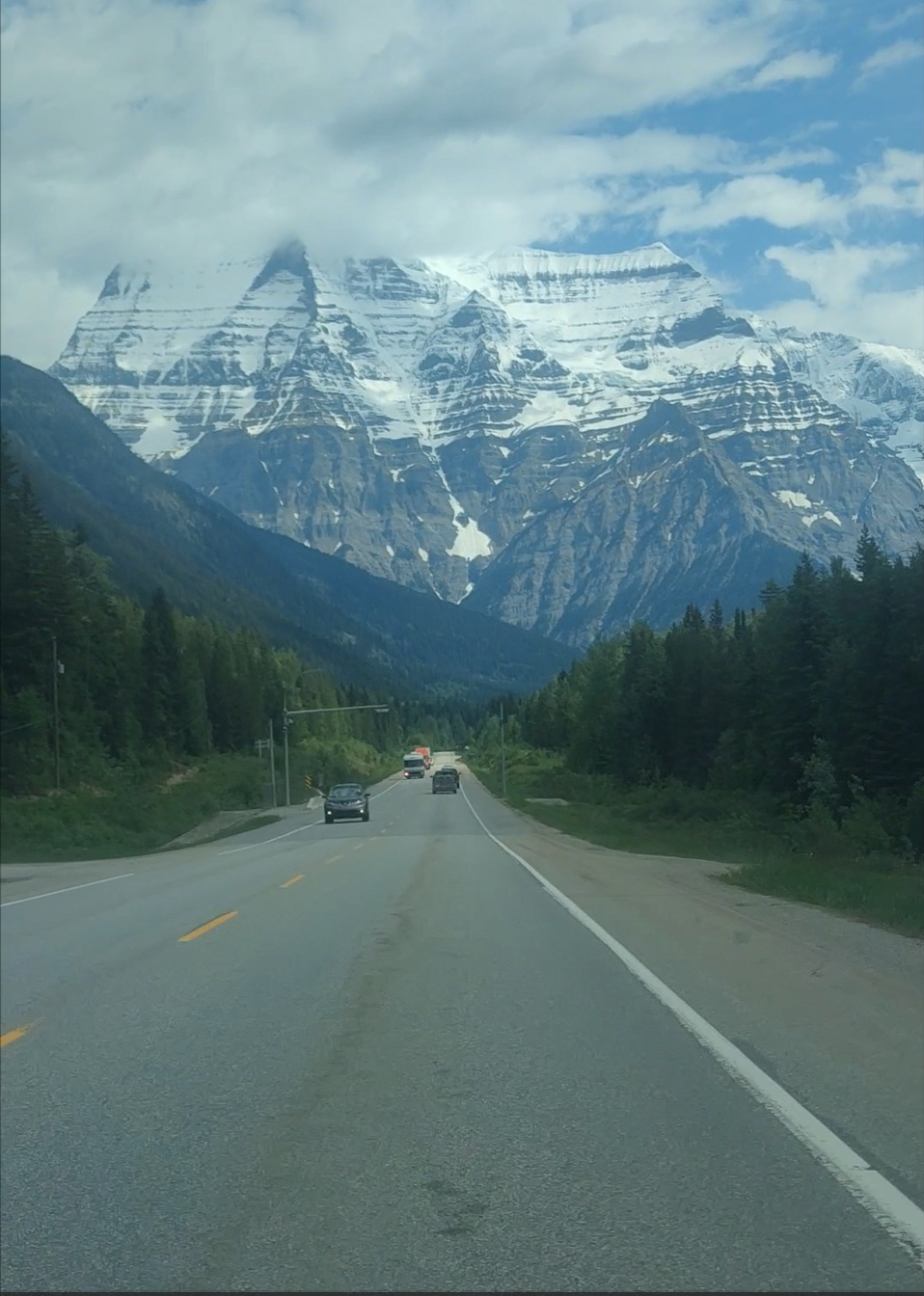 Highway incorniciata dalle montagne innevate
