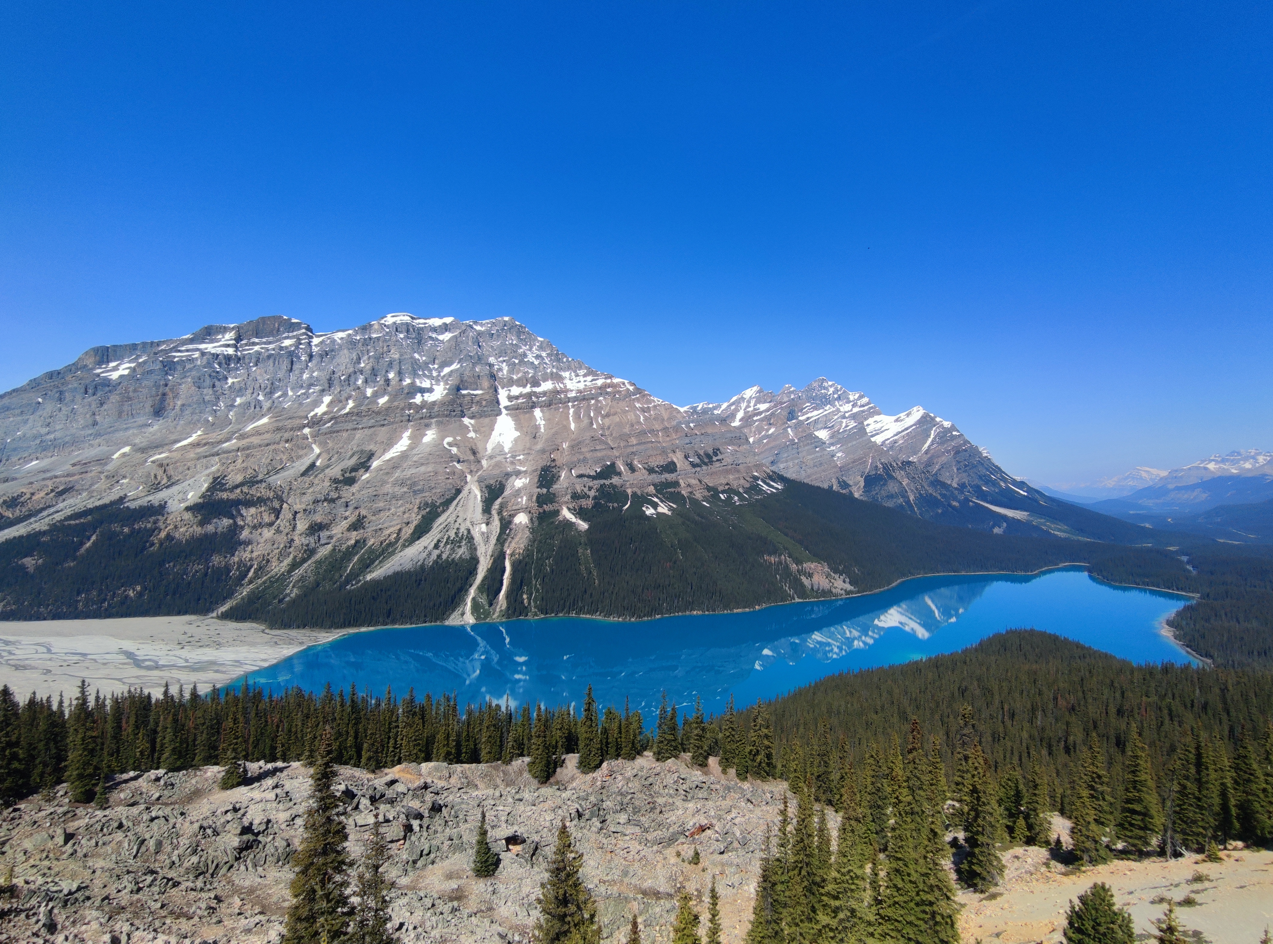 Montagne rocciose e lago azzurro al Banff National Park
