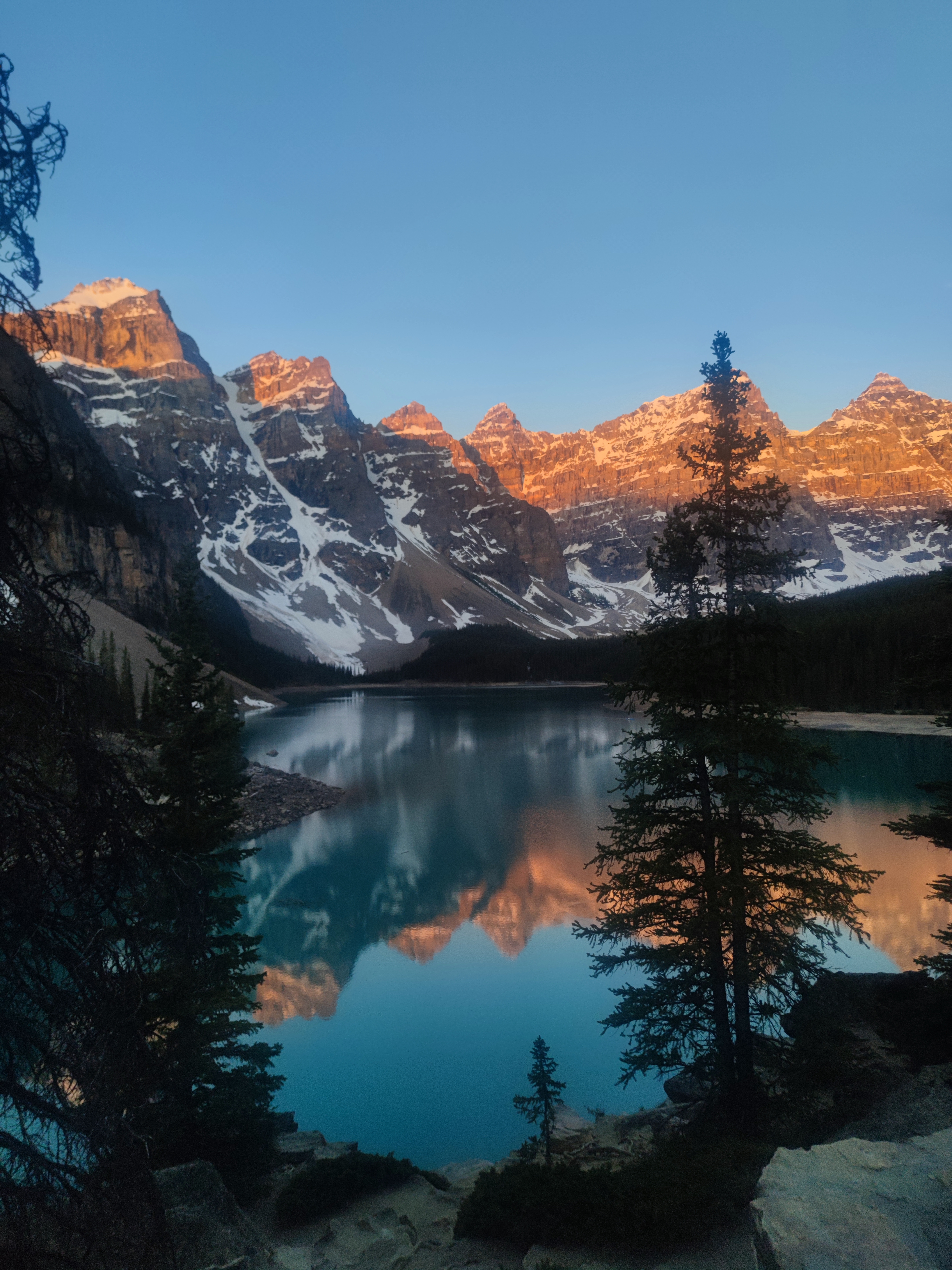 Riflessi dorati all'alba sulle montagne canadesi