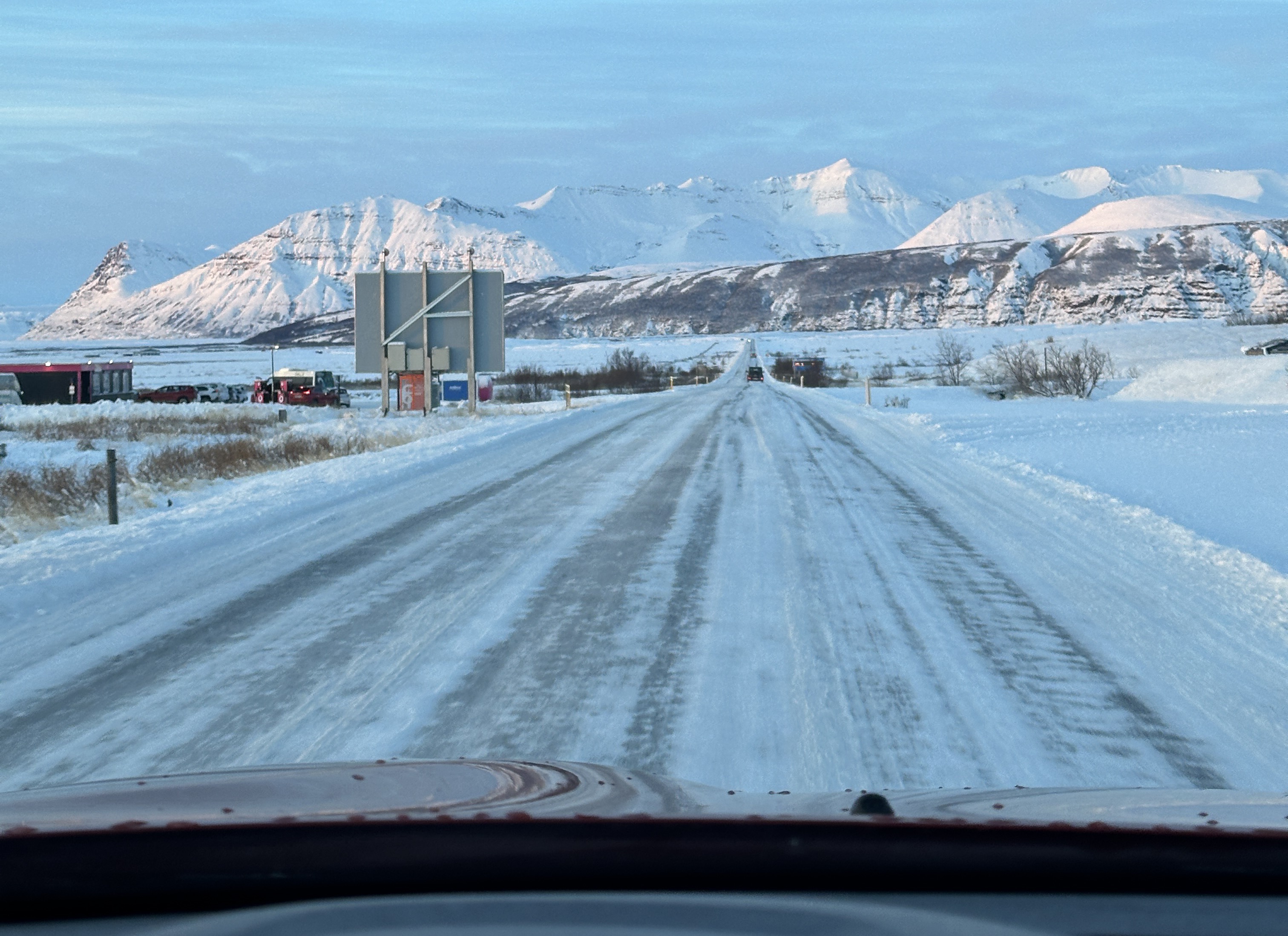 Guida panoramica su una strada innevata che punta verso le montagne