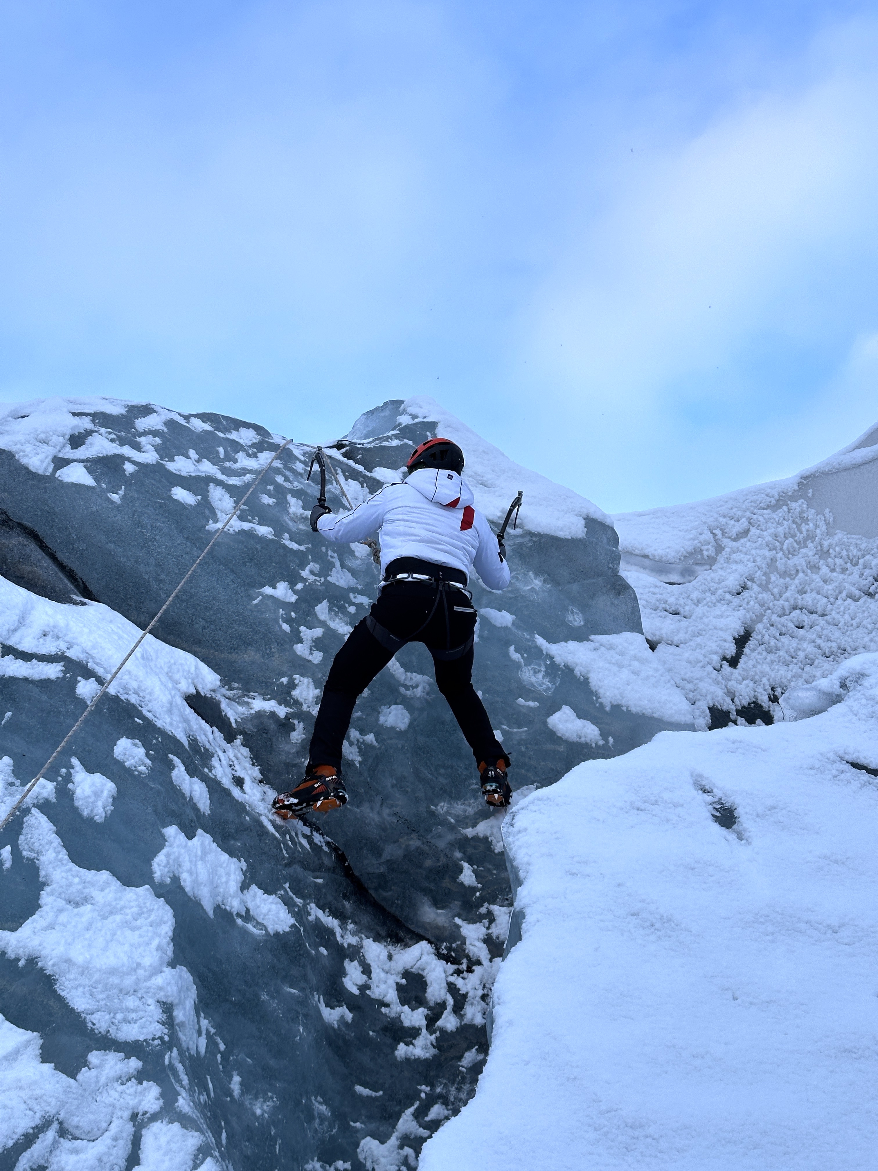 Scalata con ramponi e piccozze su parete di ghiaccio
