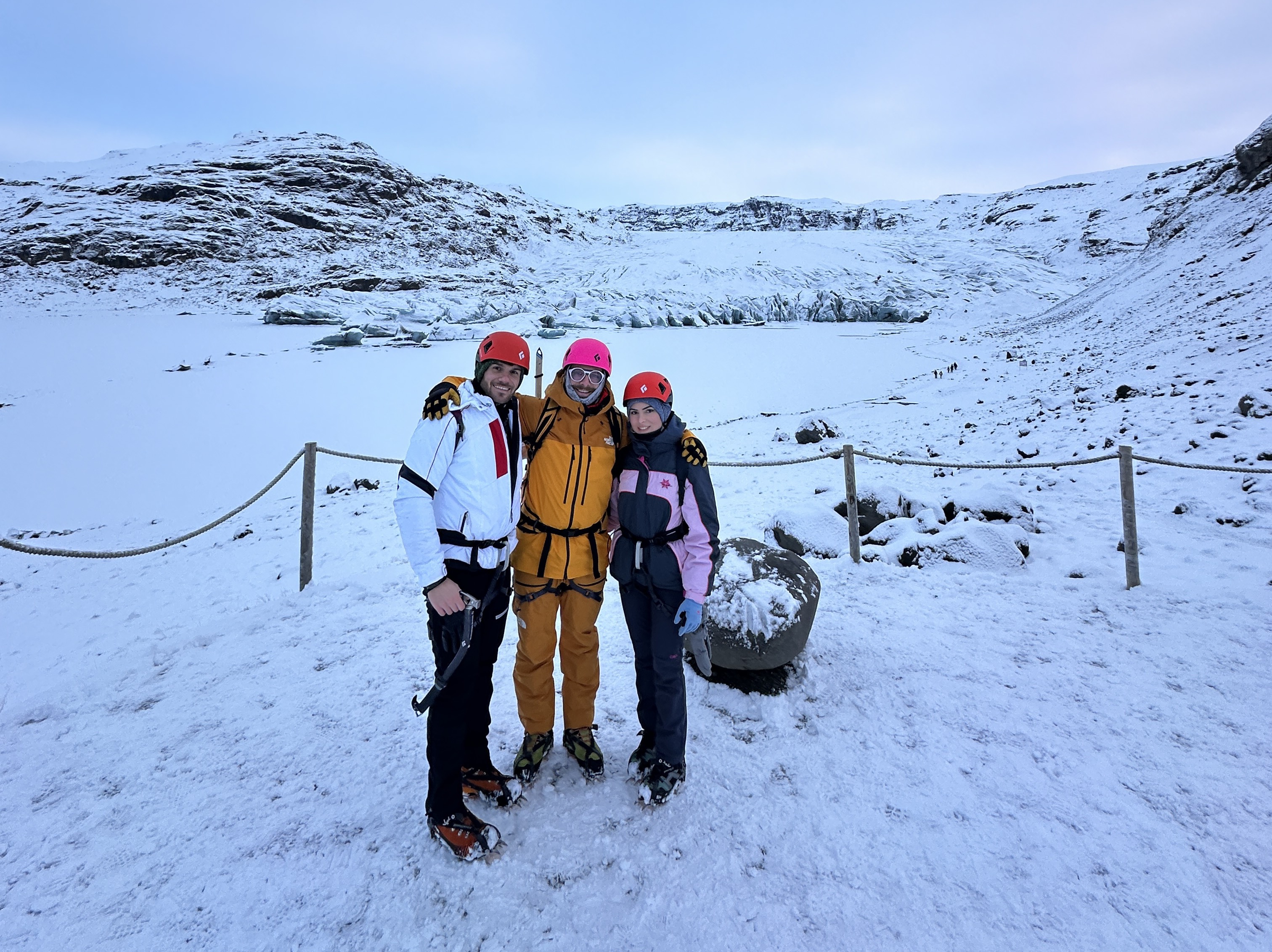 Gruppo di escursionisti con guida sul ghiacciaio