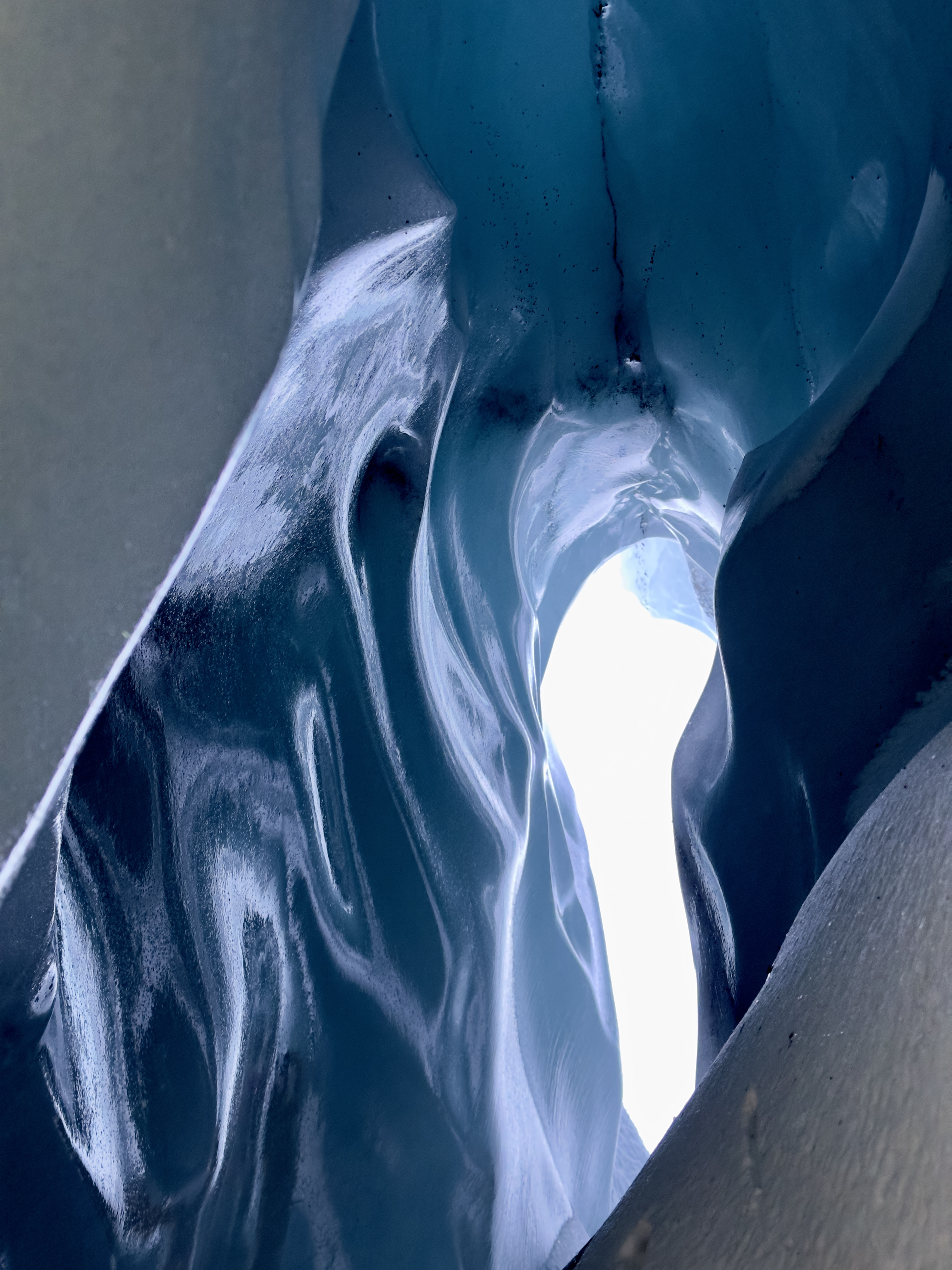 Suggestiva visuale dall'interno di una grotta di ghiaccio blu naturale