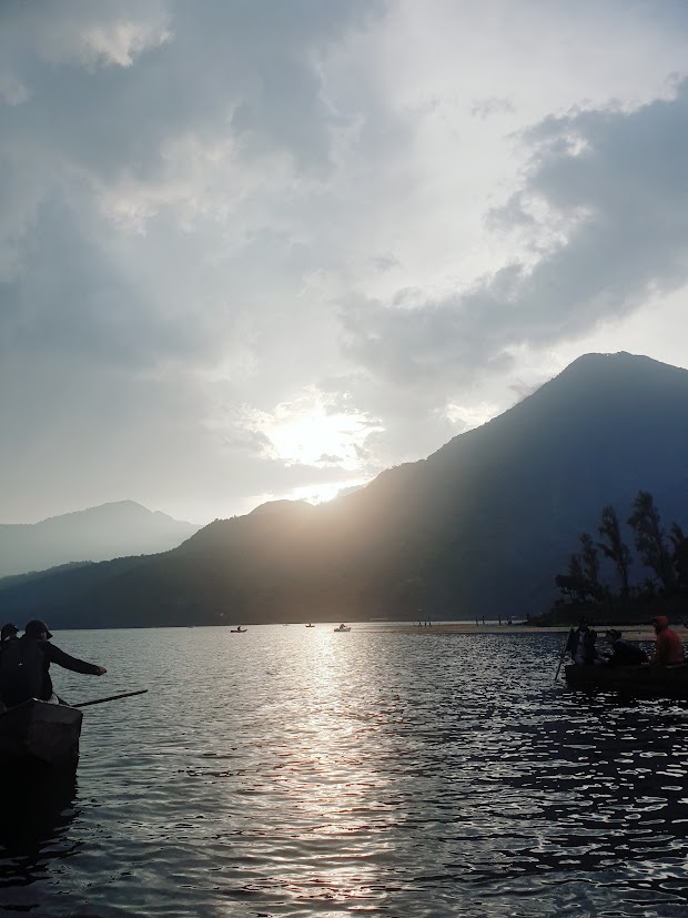 Pescatori sul Lago Atitlan illuminato dai suggestivi colori del tramonto