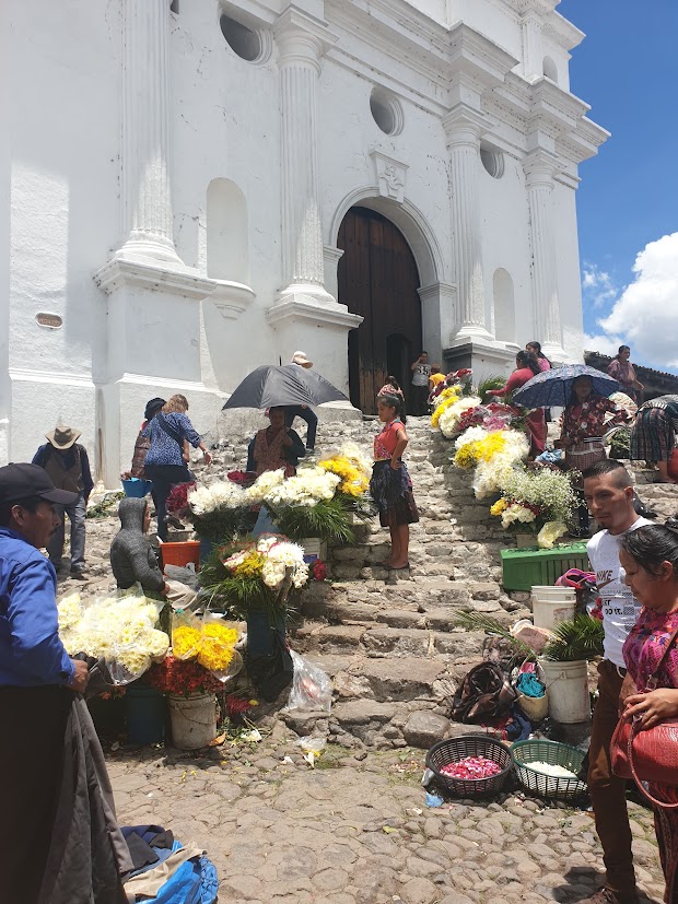 Fedeli e fiori colorati sulle scalinate della Chiesa di Santo Tomas a Chichicastenango
