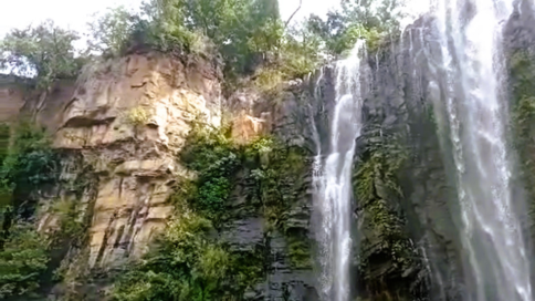 Cascate imponenti nella natura selvaggia del Senegal