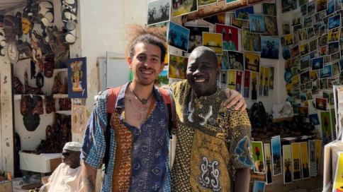 L'autore sorridente insieme a una guida locale in Senegal