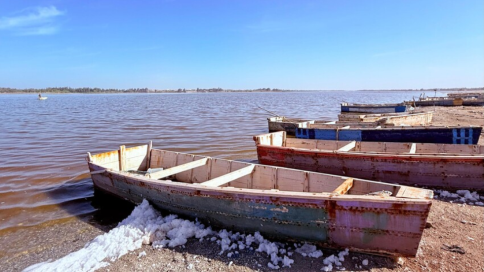 Barche tradizionali sul Lago Retba, il lago rosa del Senegal