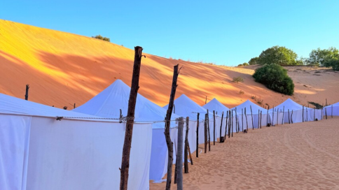Campo tendato nel paesaggio del deserto di Lompoul