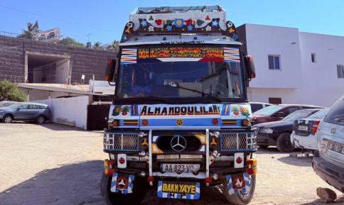 Caratteristico e colorato mezzo di trasporto Cars Rapides in Senegal