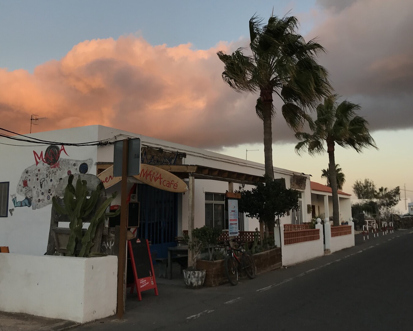 Atmosfera bohemien al tramonto presso un locale di Lajares