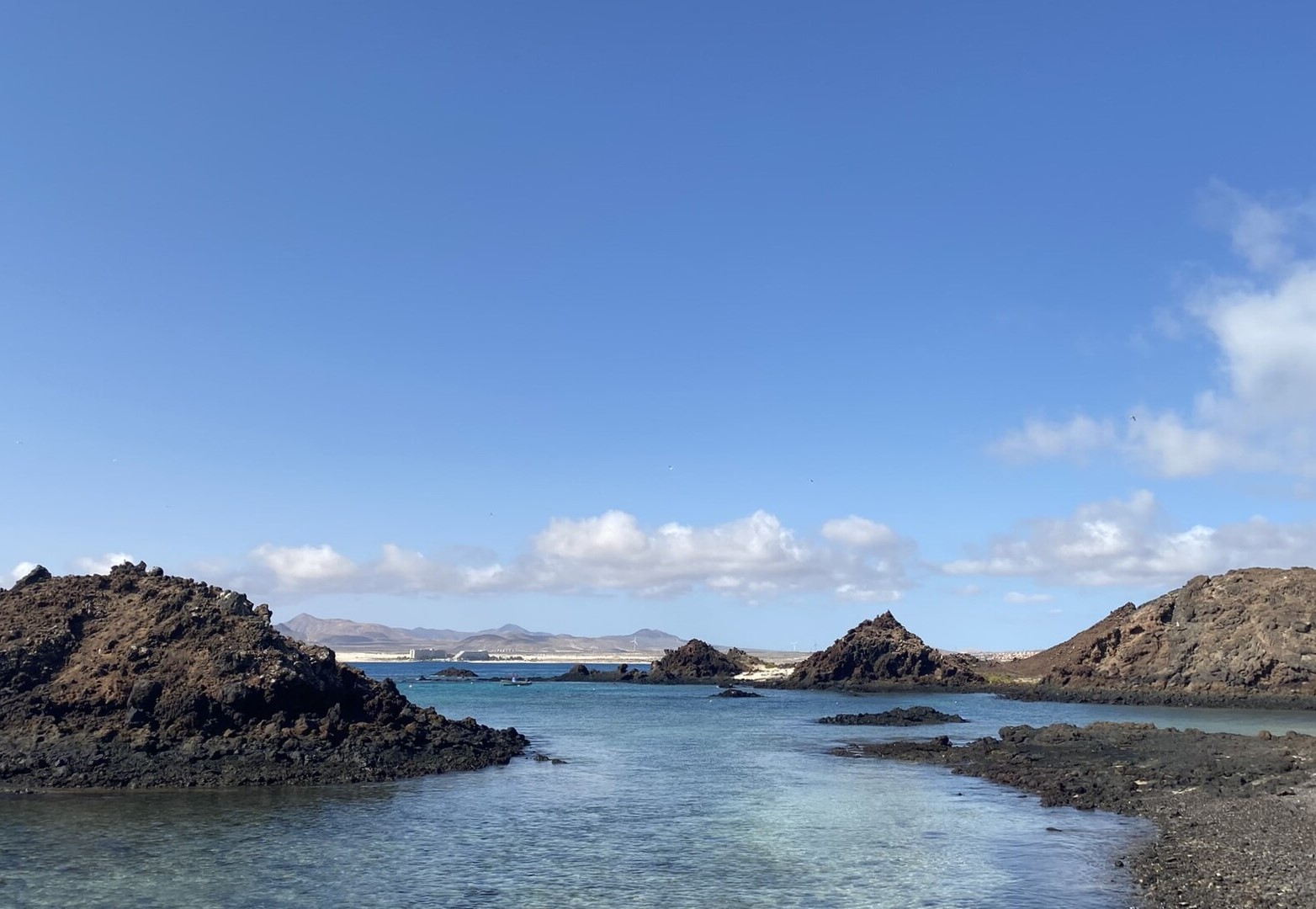 Paesaggio roccioso e acque cristalline dell'Isola di Lobos