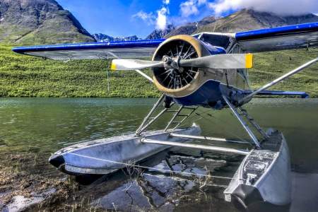 Air taxi ormeggiato su un lago in Alaska, classico mezzo di trasporto locale