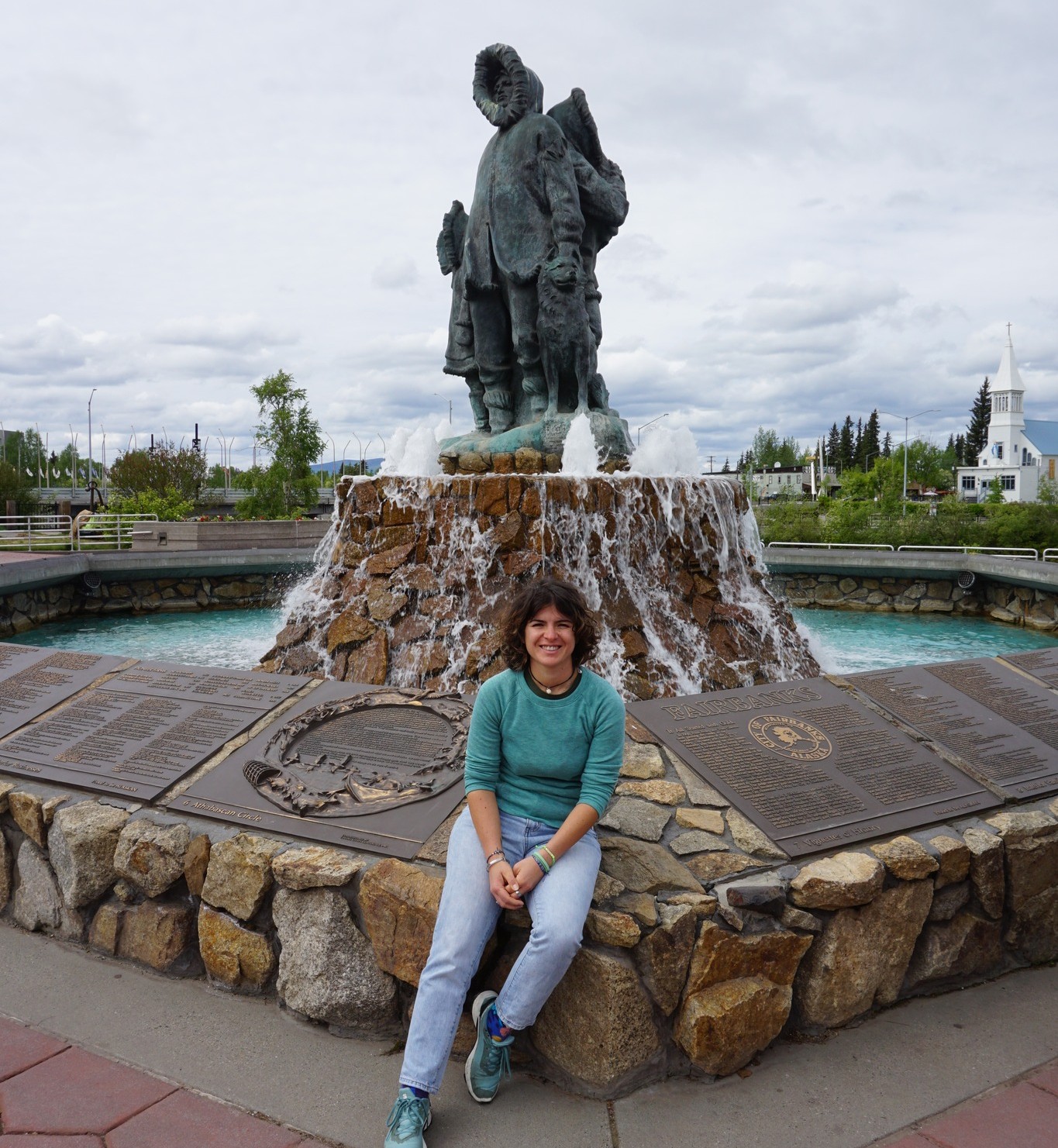 Monumento commemorativo con statua di esploratori nel centro di Fairbanks
