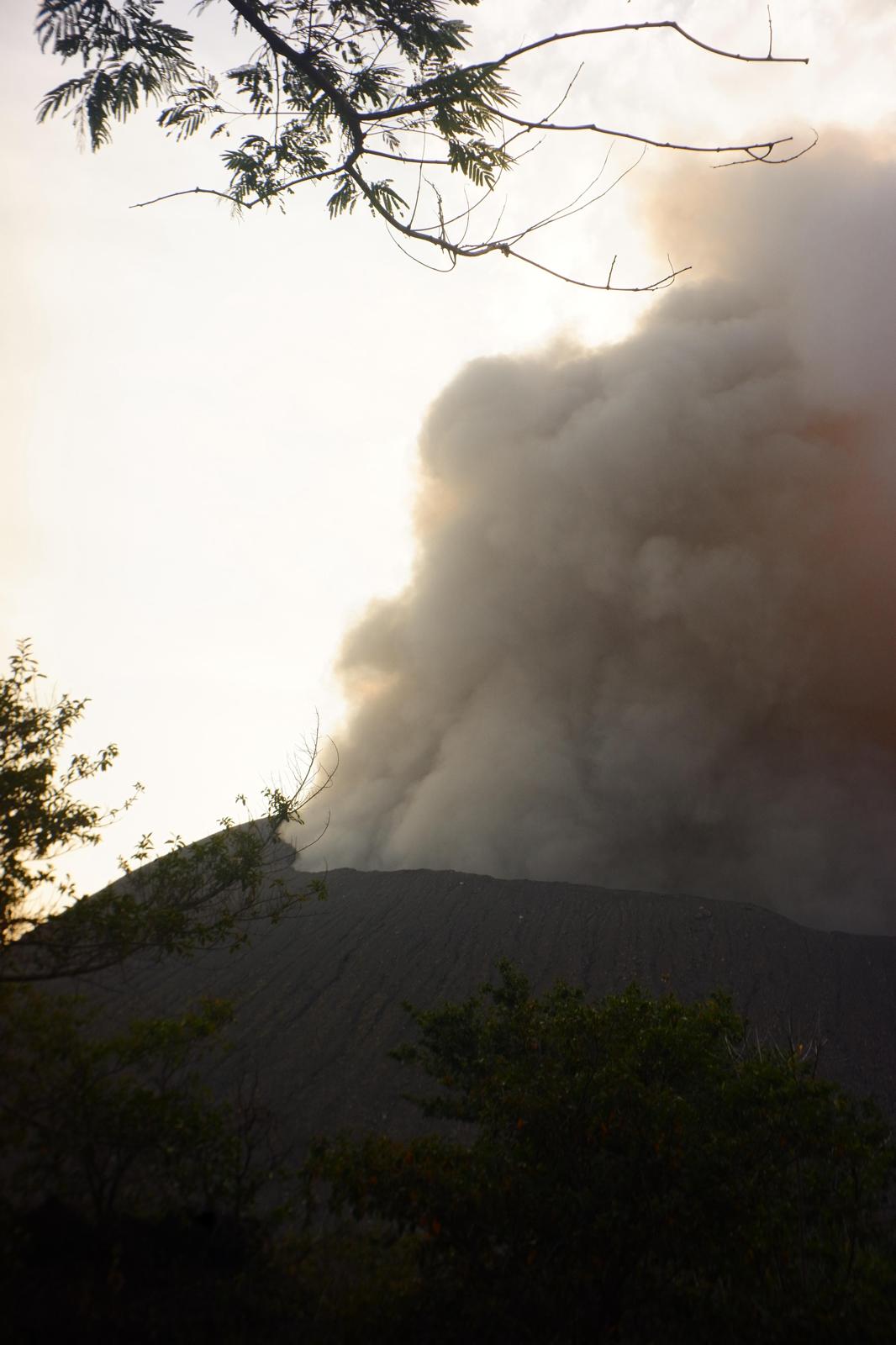 Gas e fumi emessi dal vulcano Telica