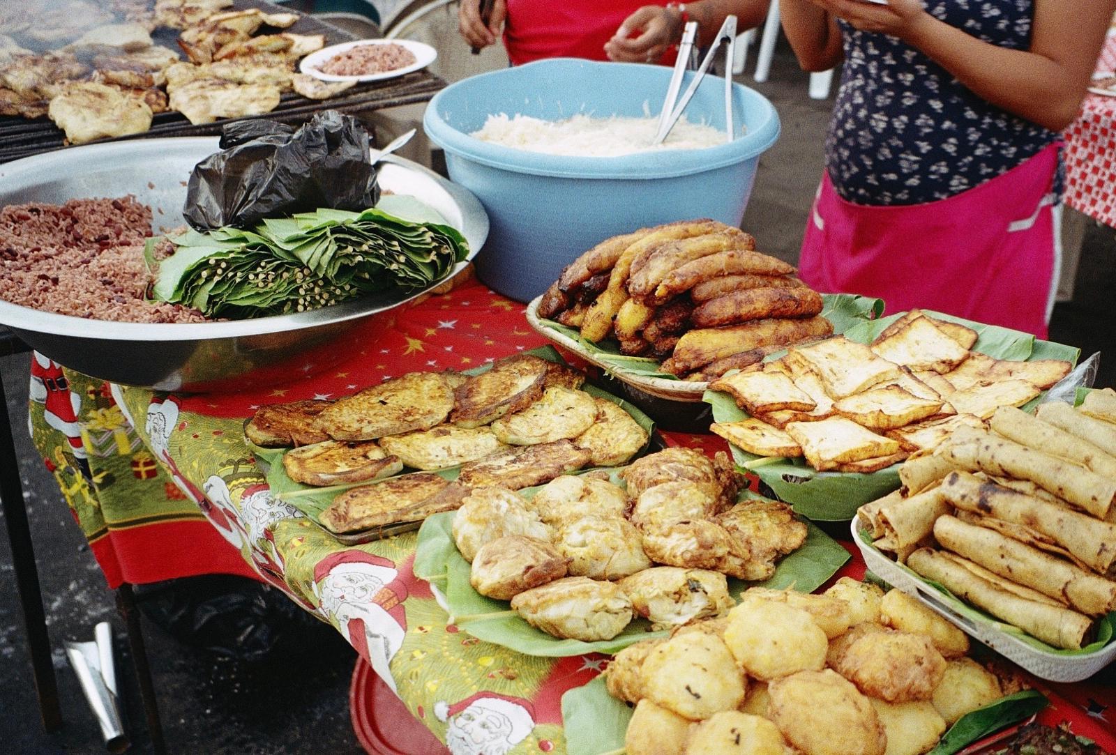 Varie pietanze di street food in un banchetto di León