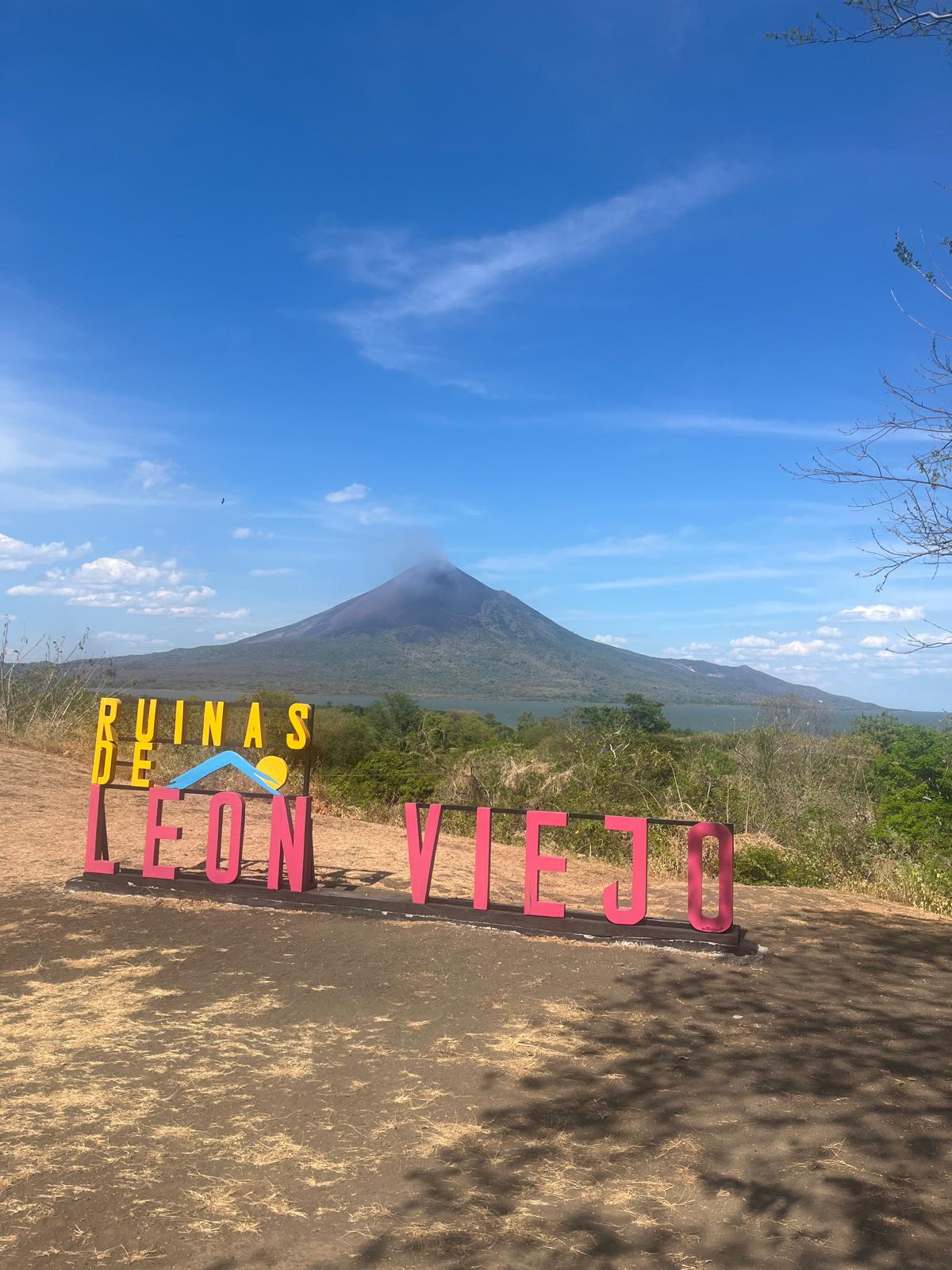Cartello delle Ruinas de Leon Viejo con il vulcano sullo sfondo