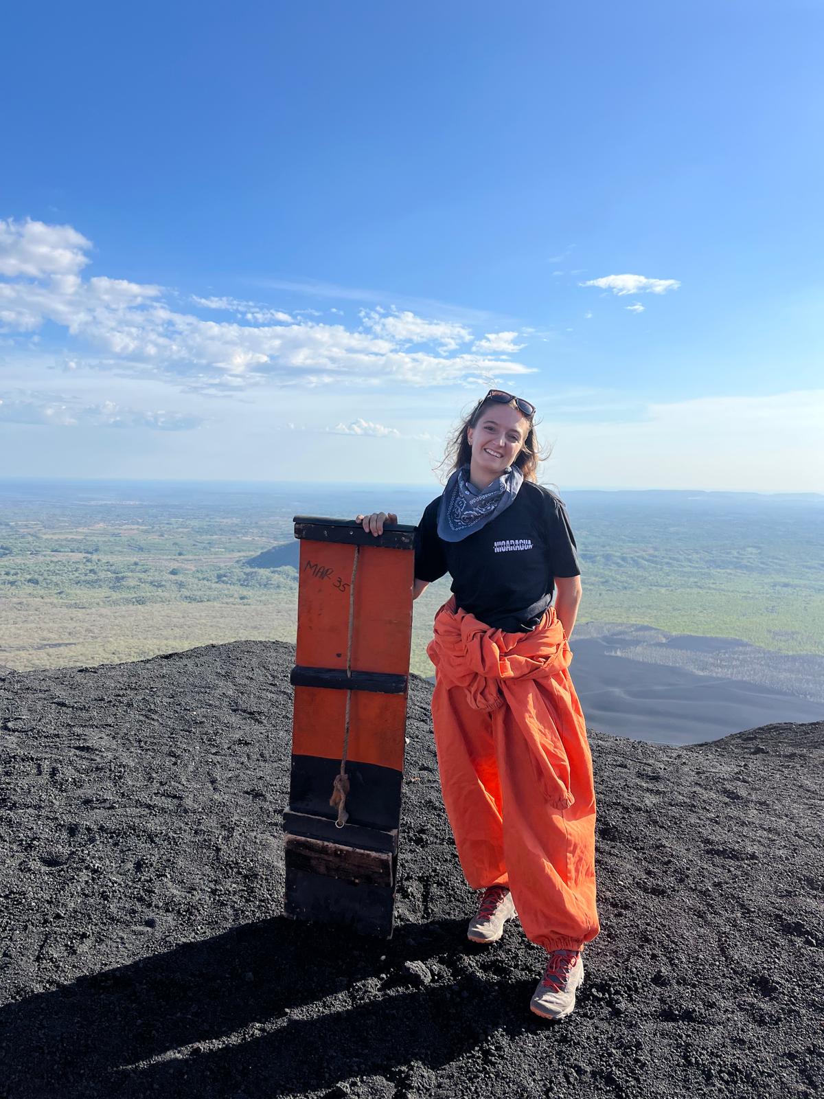 Ragazza in tuta con la tavola pronta per il volcano boarding