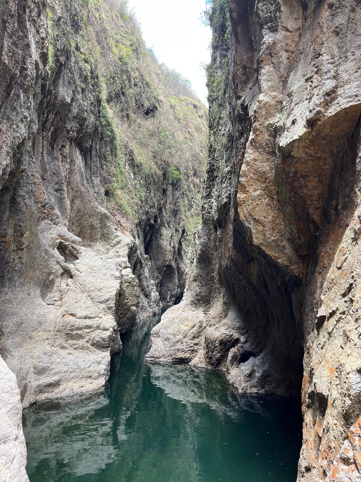 L'acqua che scorre tra una delle gole del Canyon di Somoto