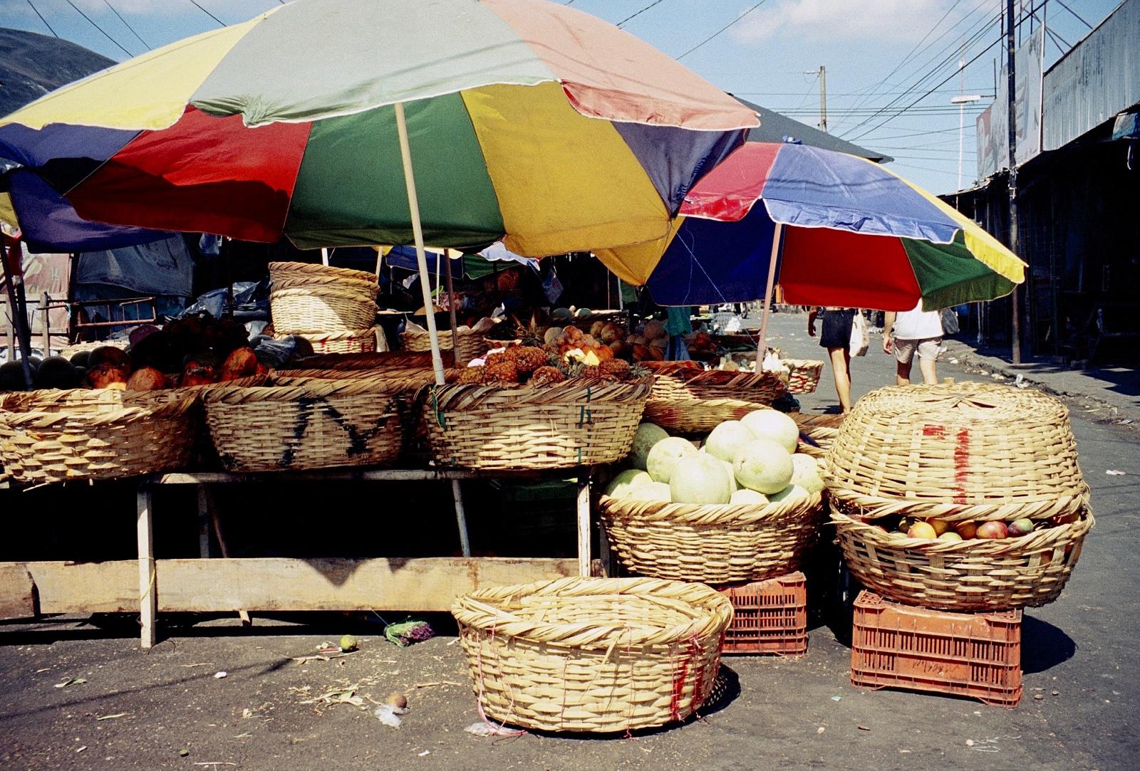 Ceste di frutta e verdura al mercato di León