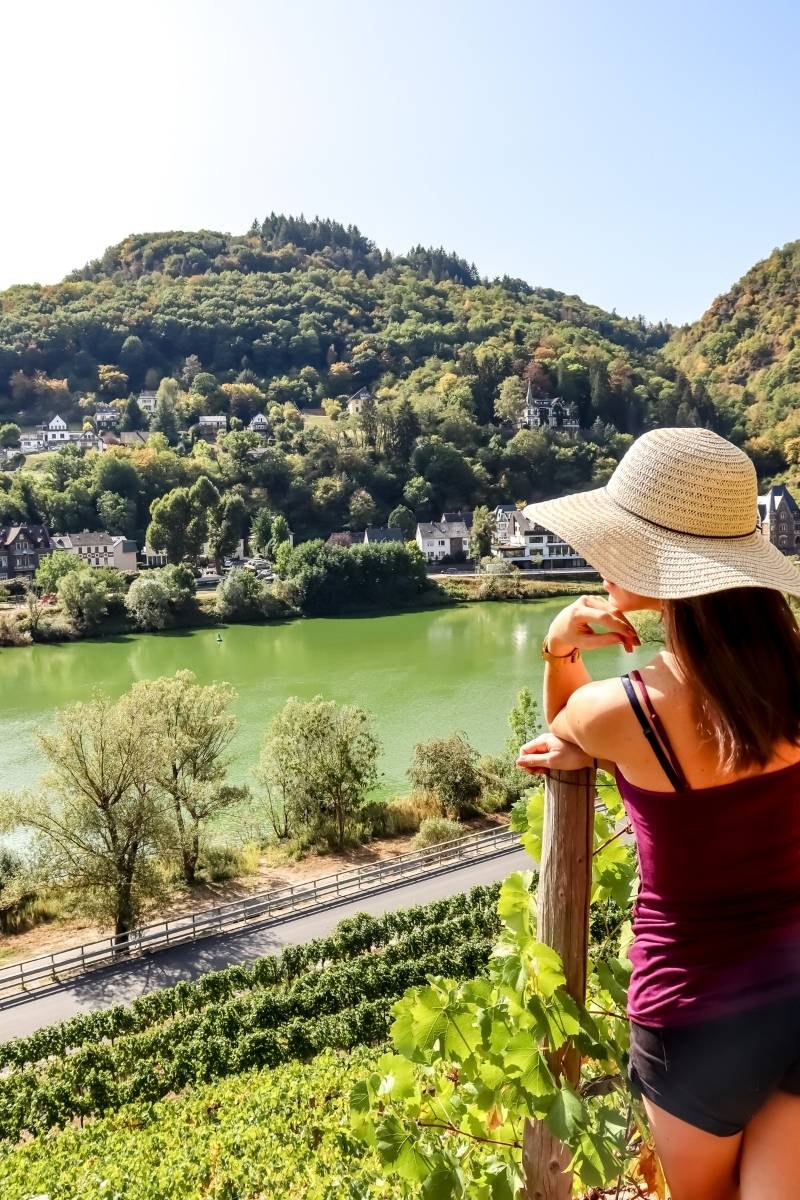 Viaggiatrice che osserva un lago, simbolo del turismo post-covid