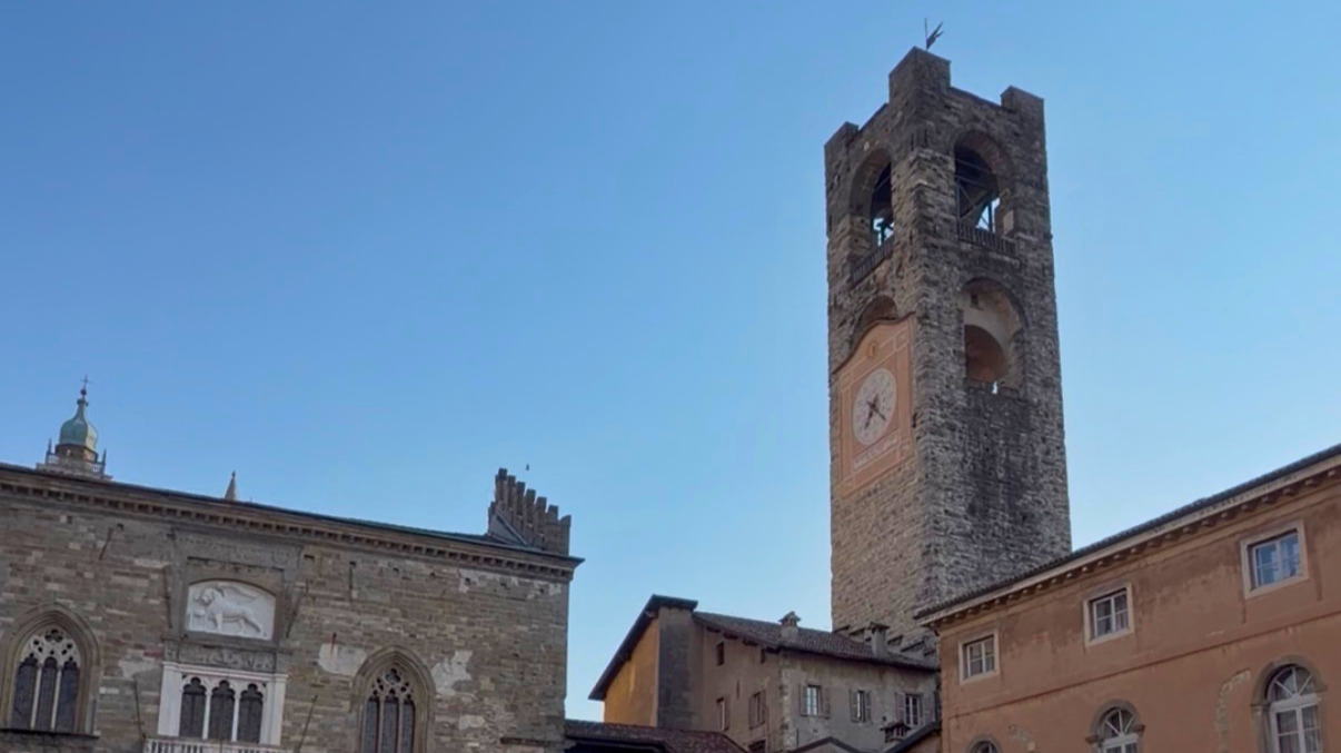 Il maestoso Campanone che domina Piazza Vecchia a Bergamo Alta