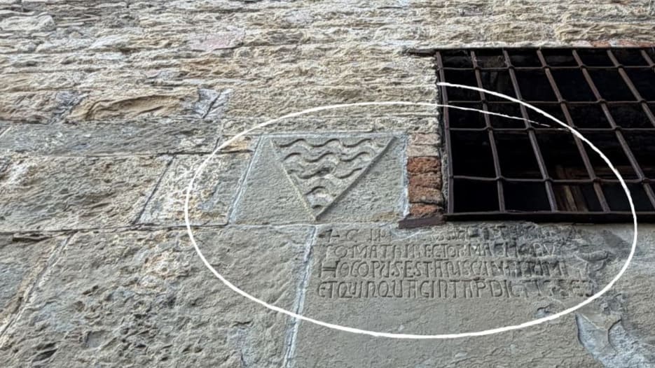 Dettaglio di antiche effigi medievali e longobarde integrate nelle mura di via Borgo Canale