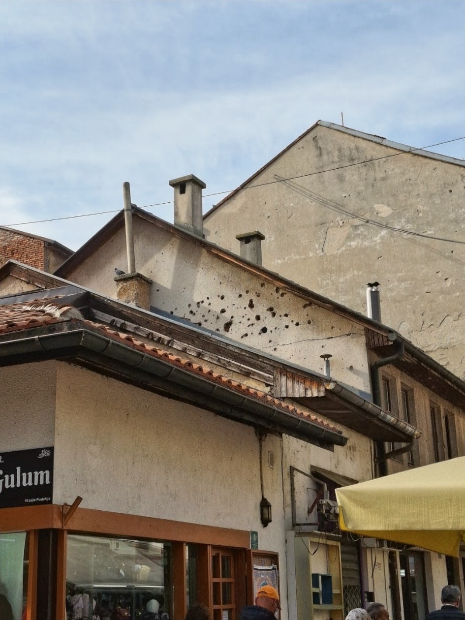 Facciate di case residenziali a Sarajevo ancora segnate dai proiettili e dalle schegge
