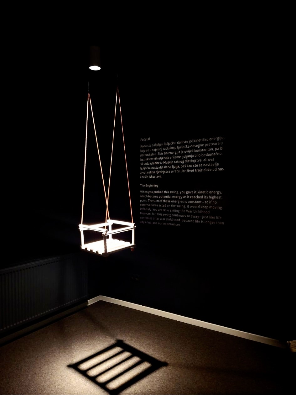 Installazione luminosa e testo espositivo al termine del percorso del War Childhood Museum
