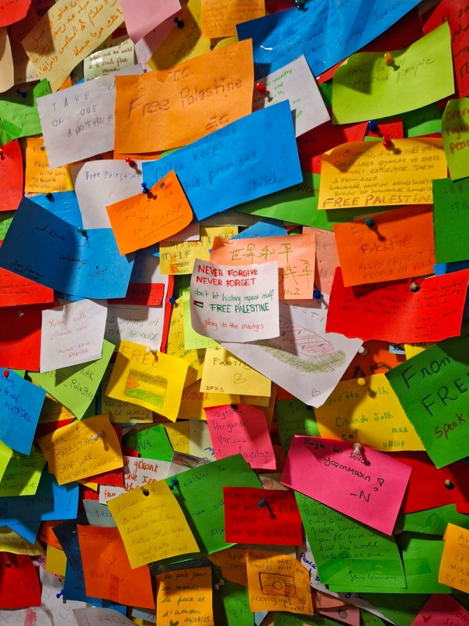 Muro coperto di post-it colorati con messaggi e scritte alla Gallery 11/07/95 a Sarajevo