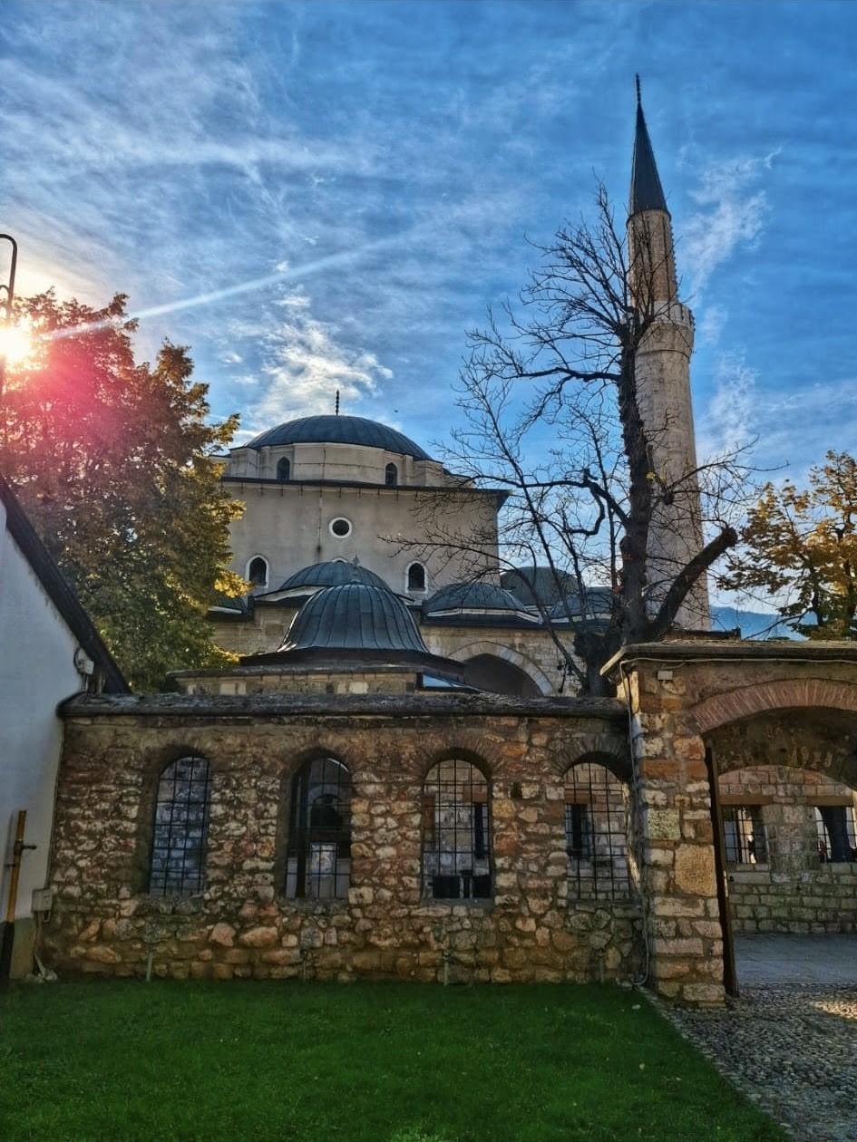 Ingresso del cortile della Moschea Gazi Husrev-beg a Sarajevo con il minareto e l'architettura ottomana