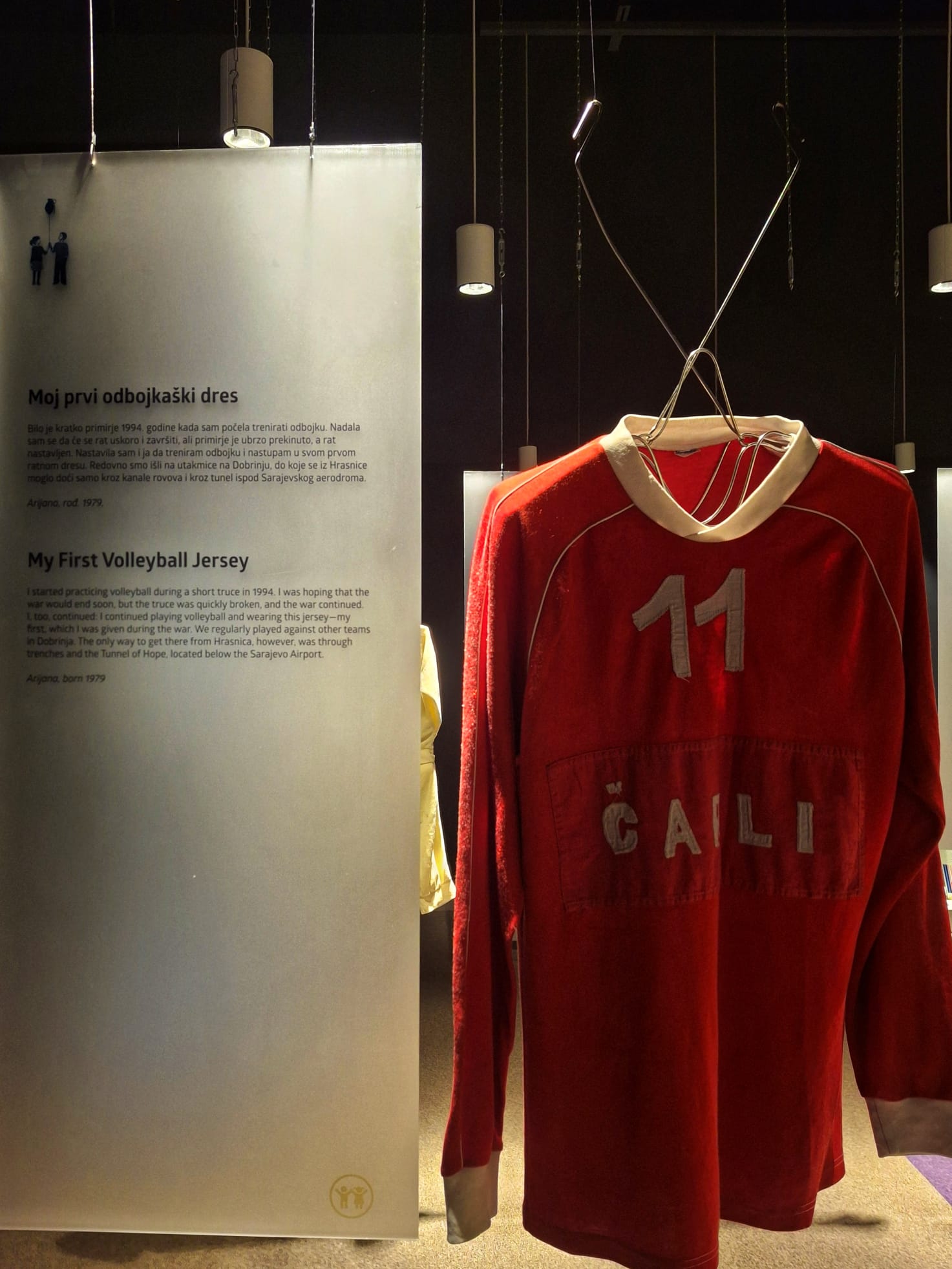 Dettaglio espositivo al War Childhood Museum di Sarajevo con una maglia da pallavolo rossa n.11