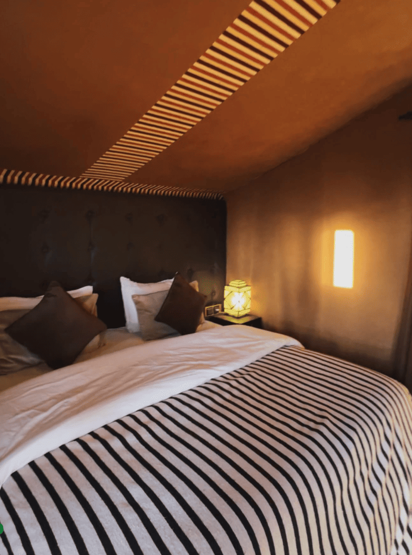 Grande e confortevole letto matrimoniale all'interno della tenda privata