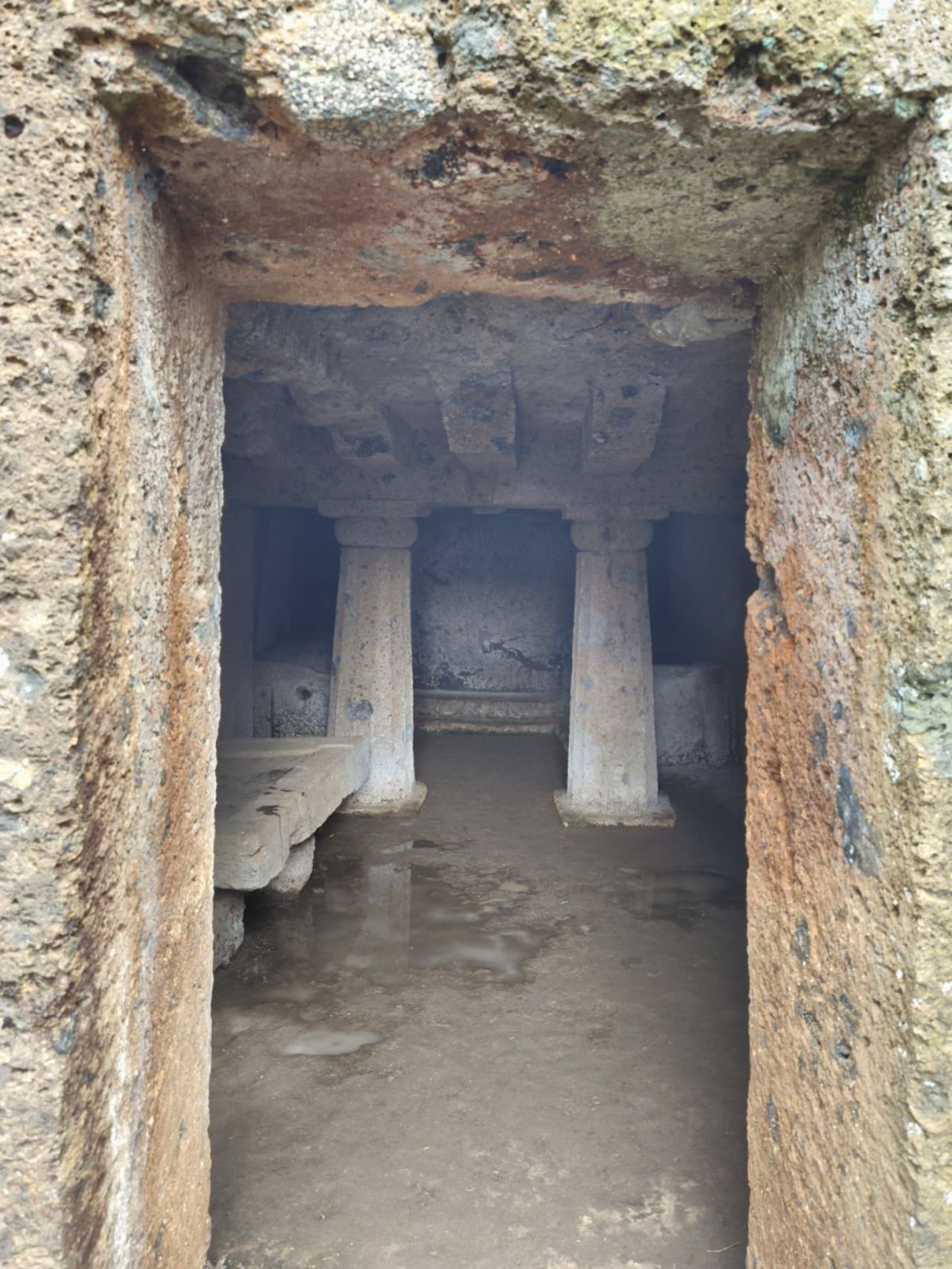 Interno colonnato della Tomba di Margaret, con evidenti letti e nicchie funerarie millenarie