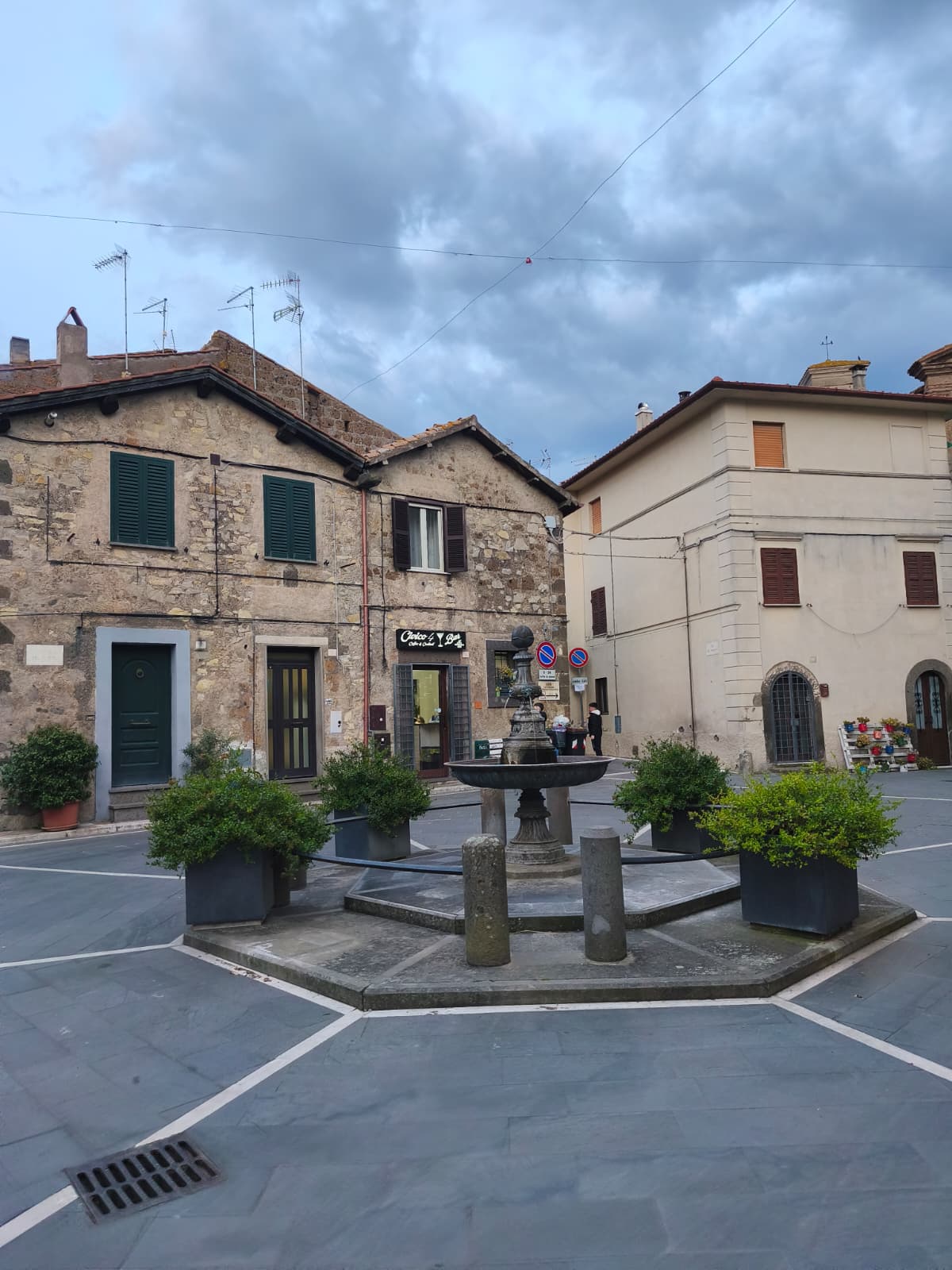 Scorcio di Piazza Savoia con la fontana in pietra, dove l'avventura si conclude festosamente
