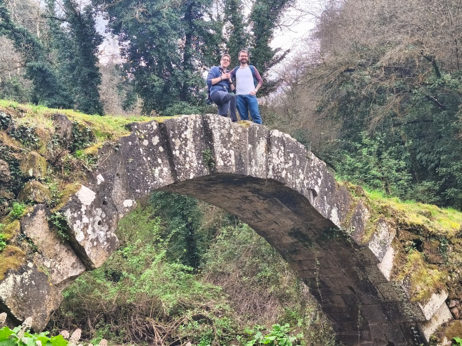 Sorrisi e stanchezza appagante: i due escursionisti ripresi sull'arco storico del Ponte del Diavolo