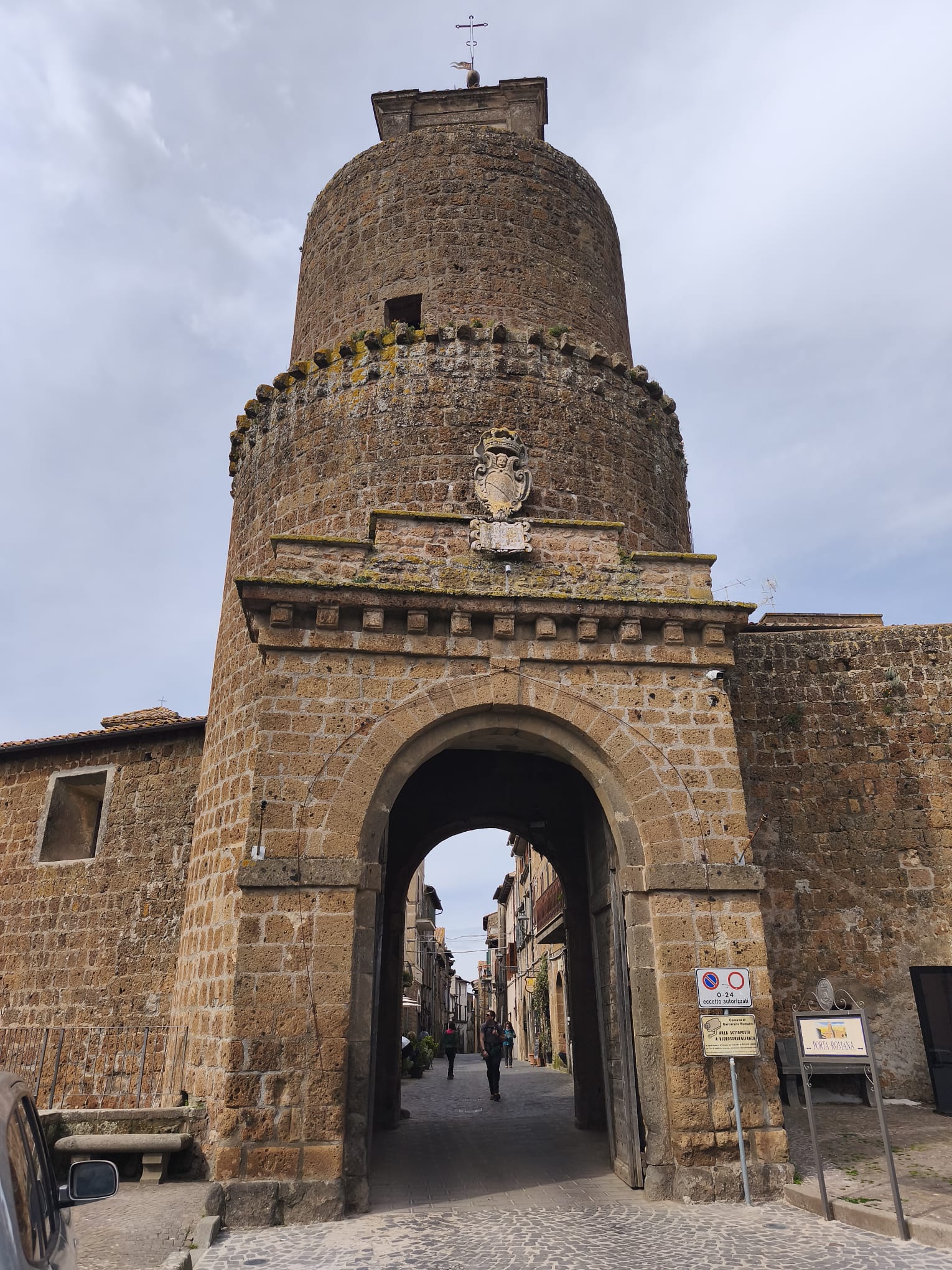 Imponente torre circolare e varco in pietra della monumentale Porta Romana di Barbarano