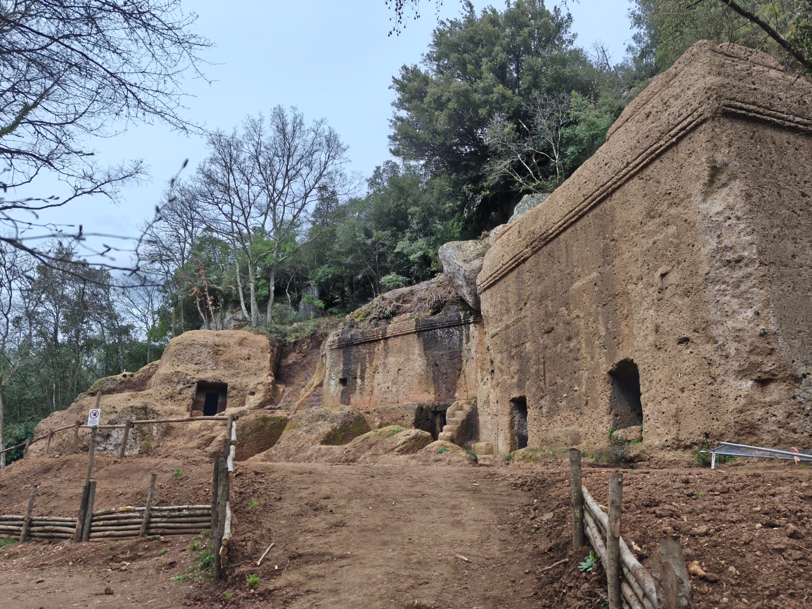 Affascinante scorcio della vasta necropoli etrusca rupestre di San Giuliano immersa nella natura