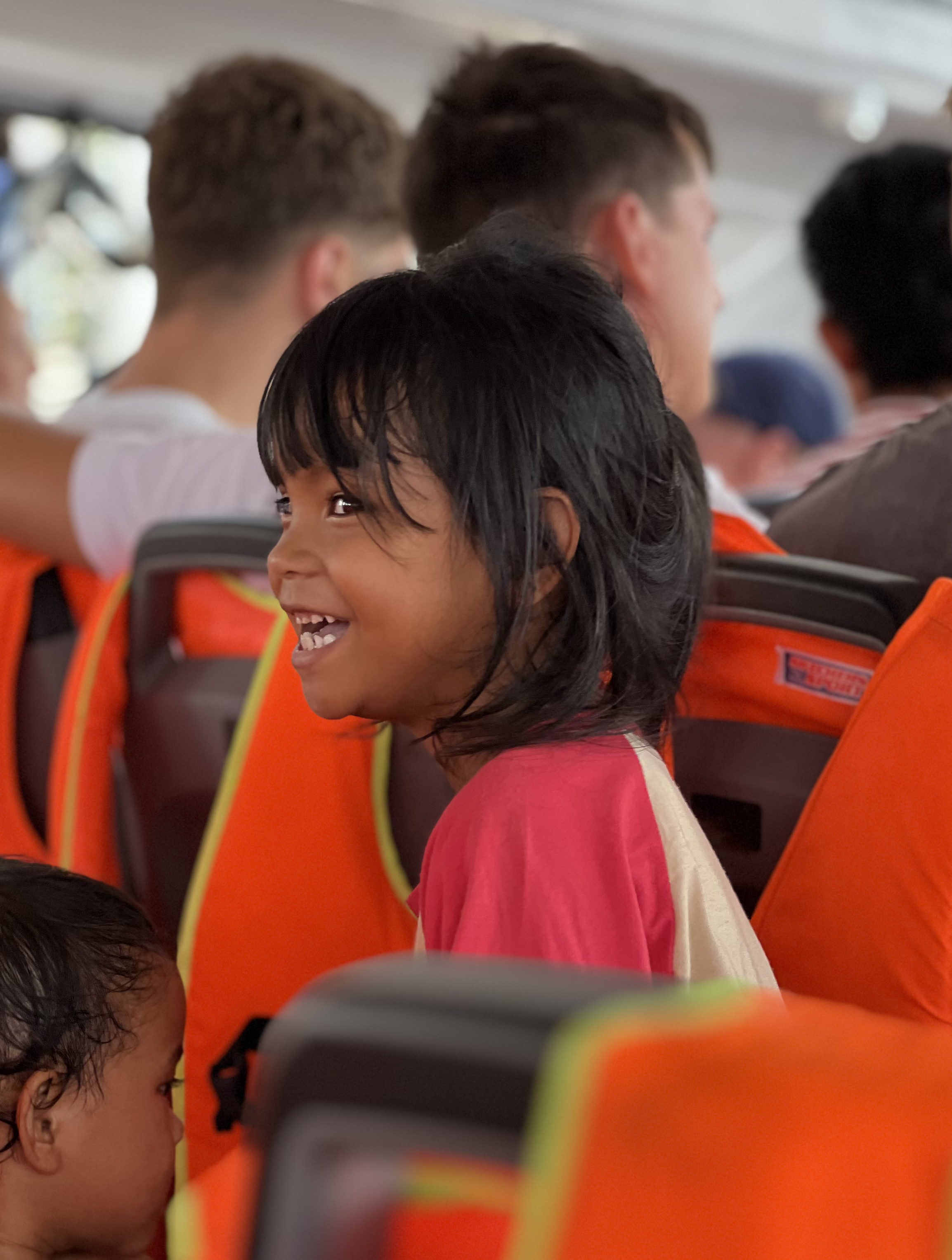 Il sorriso sincero e contagioso di una bambina cambogiana a bordo di un'imbarcazione