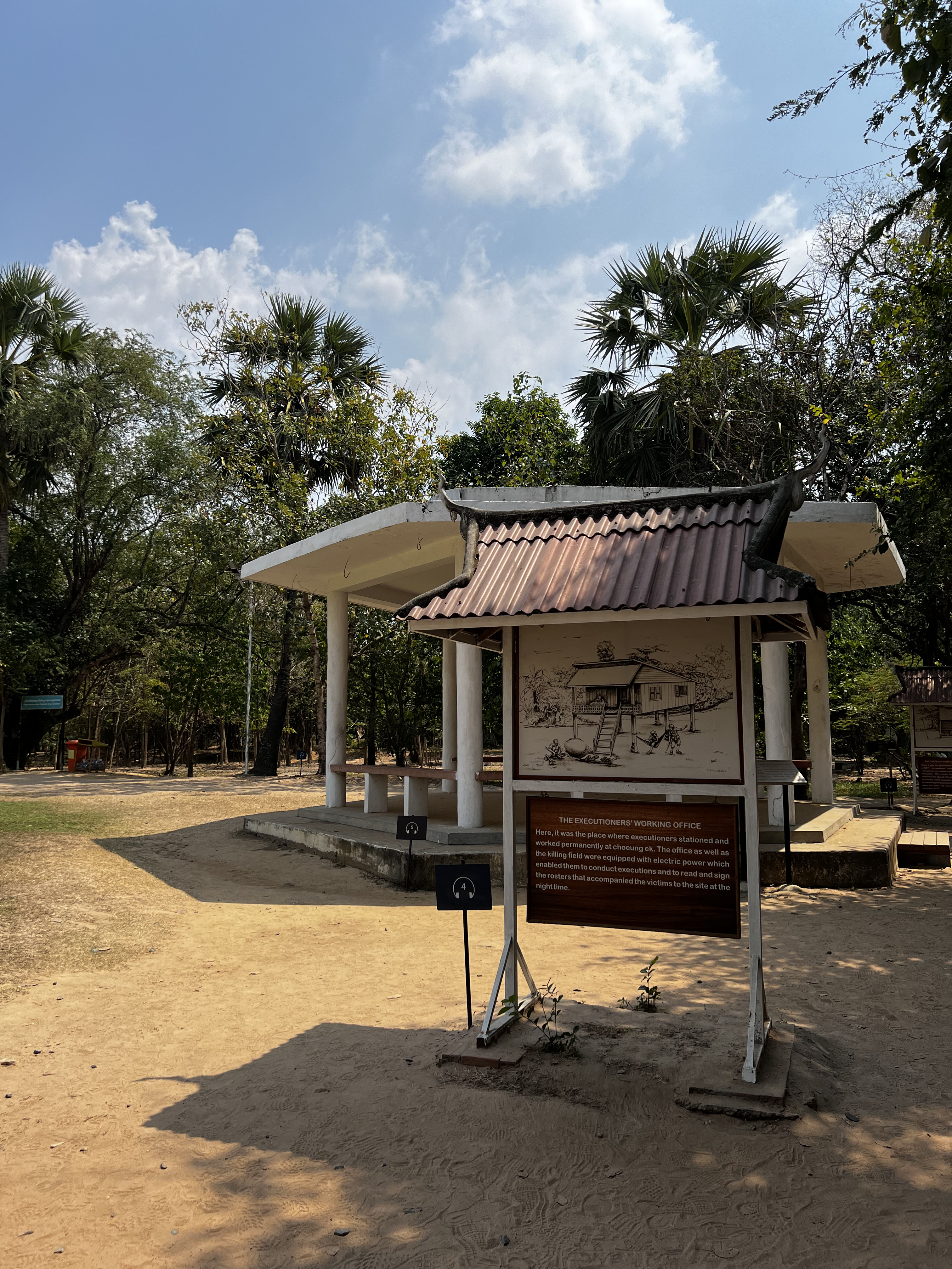 Cartello e struttura esterna commemorativa presso il museo del genocidio Tuol Sleng S-21