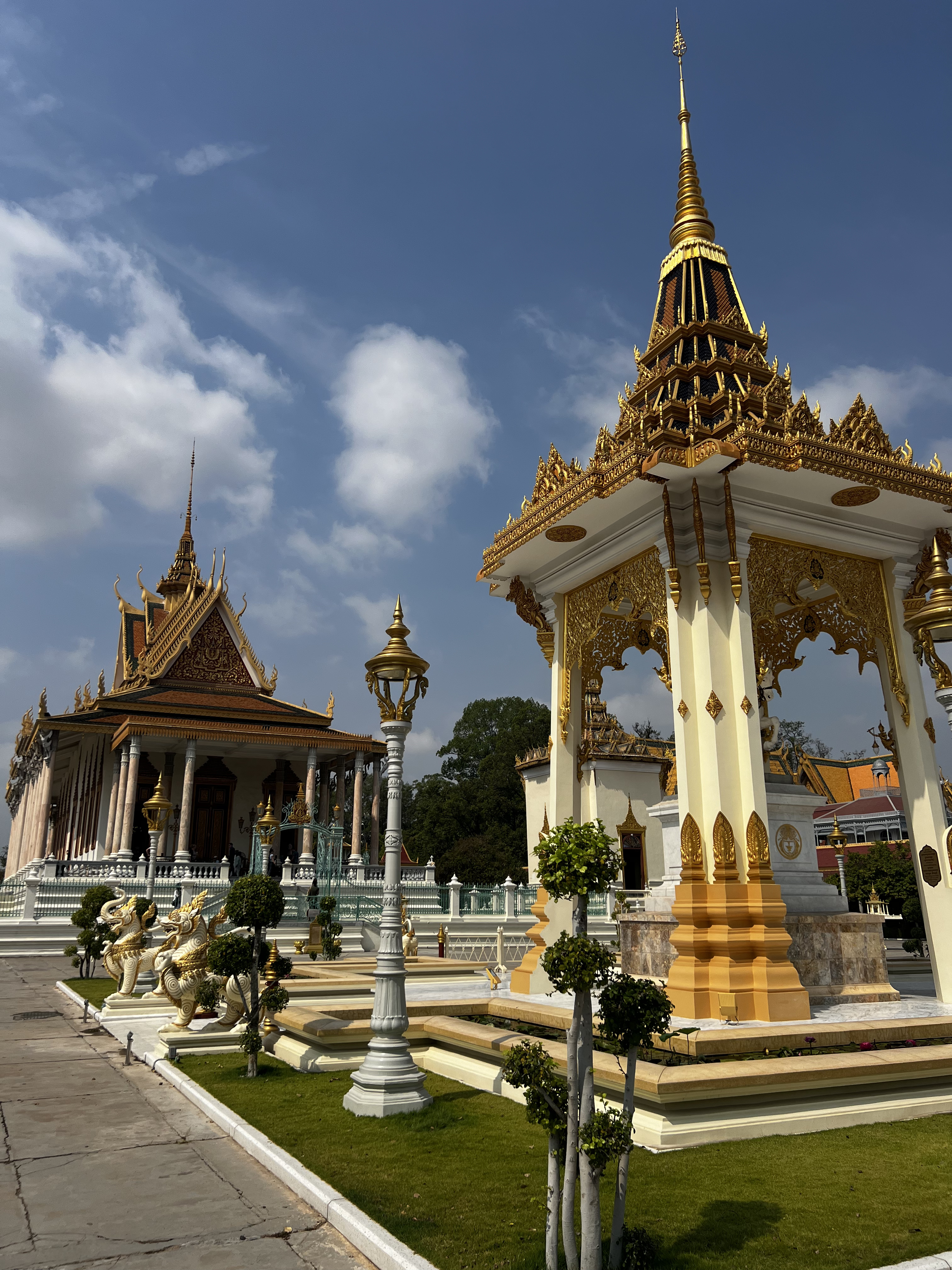 I magnifici tetti dorati e l'architettura tradizionale del Palazzo Reale di Phnom Penh