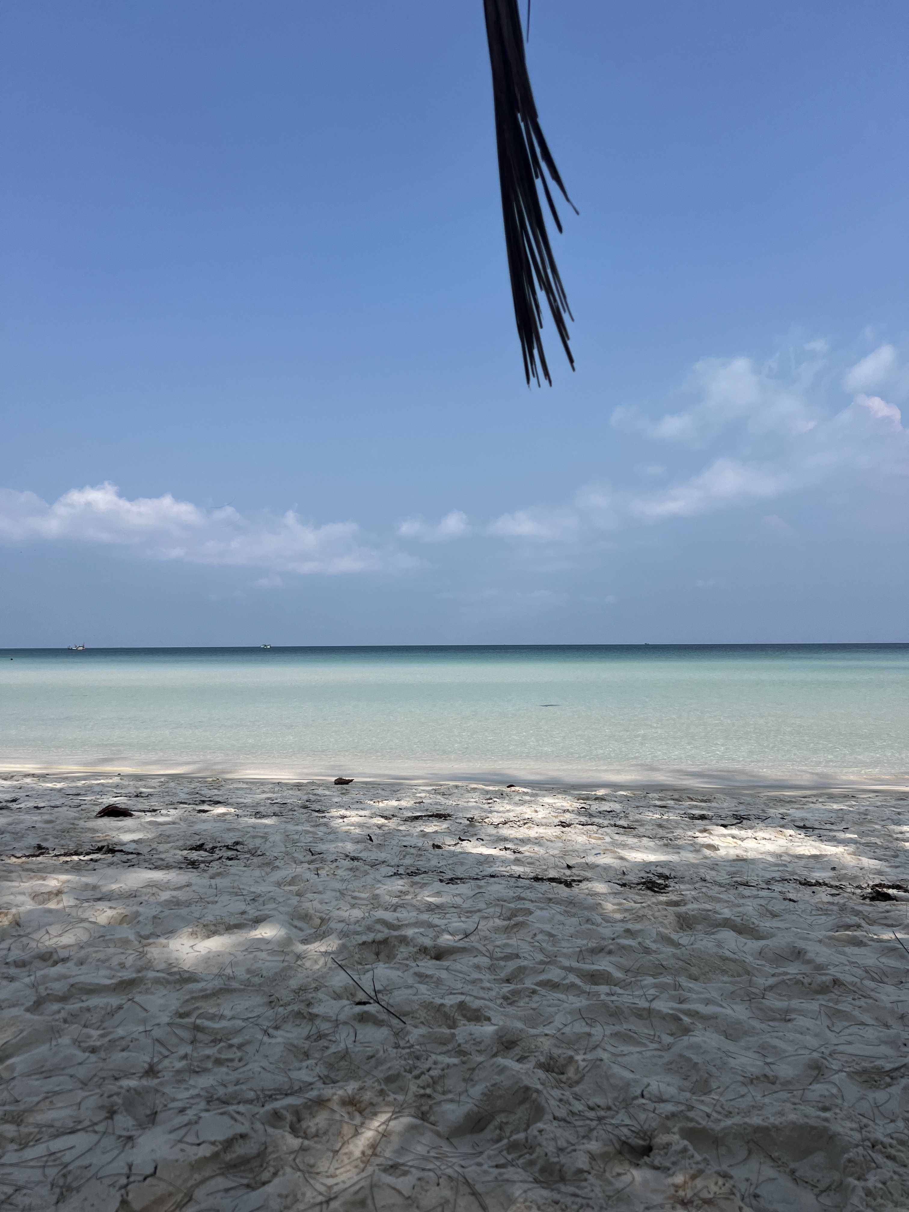 Visione paradisiaca della spiaggia bianca e acqua cristallina sull'isola di Koh Rong