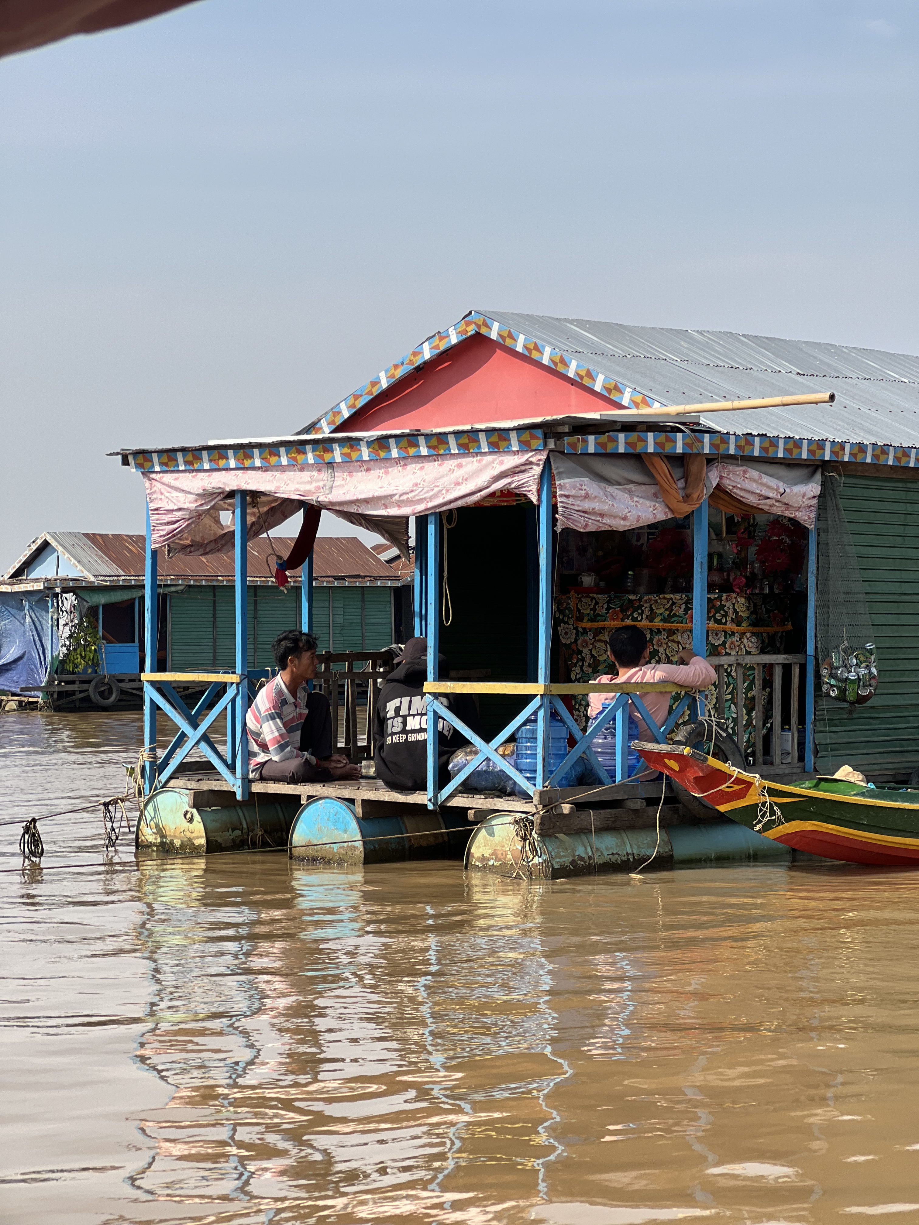 Caratteristica casa galleggiante variopinta sul lago Tonlé Sap con residenti a bordo