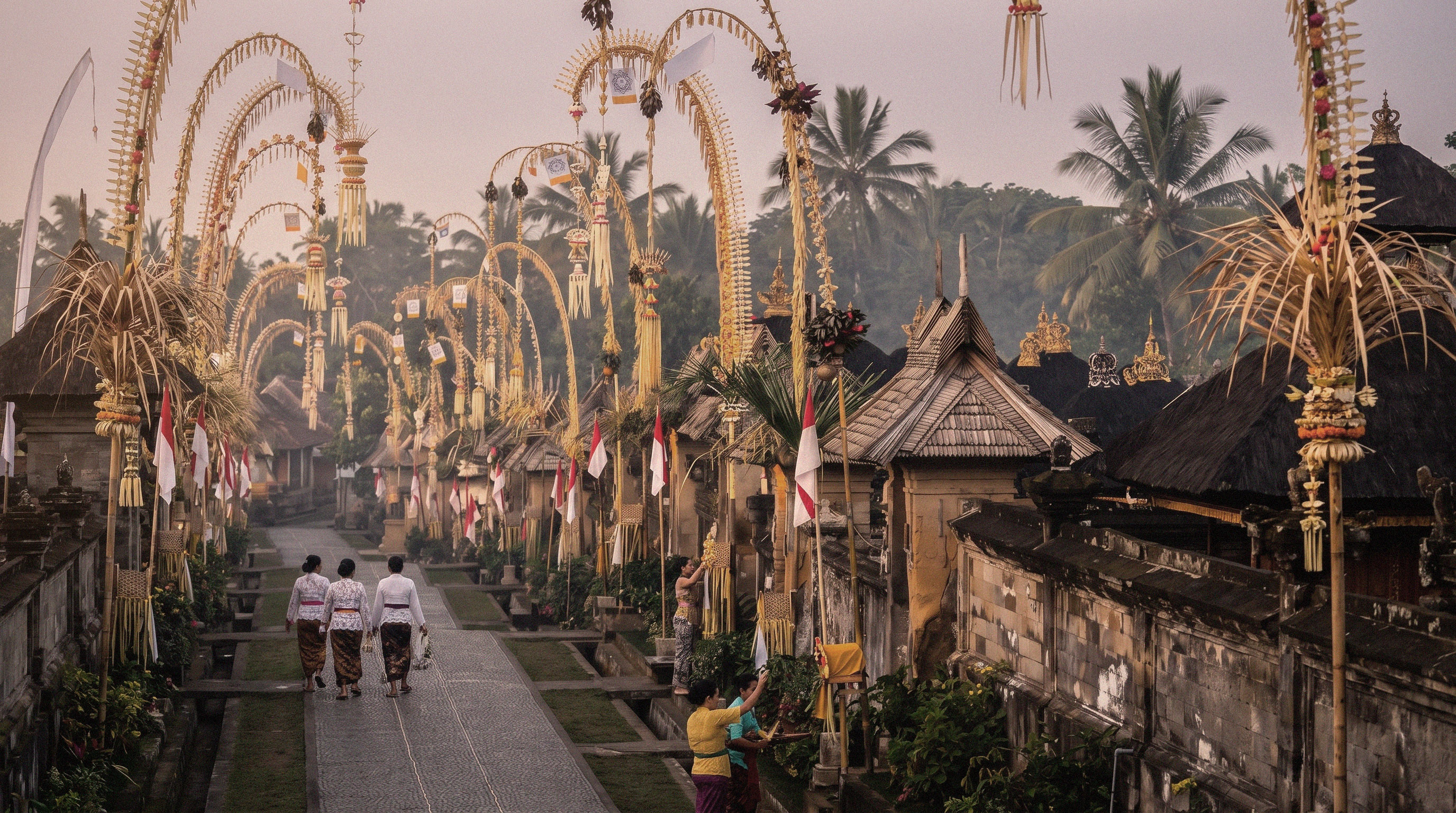 Una strada balinese decorata con i Penjor, alti pali di bambù intrecciati, durante la festività di Galungan