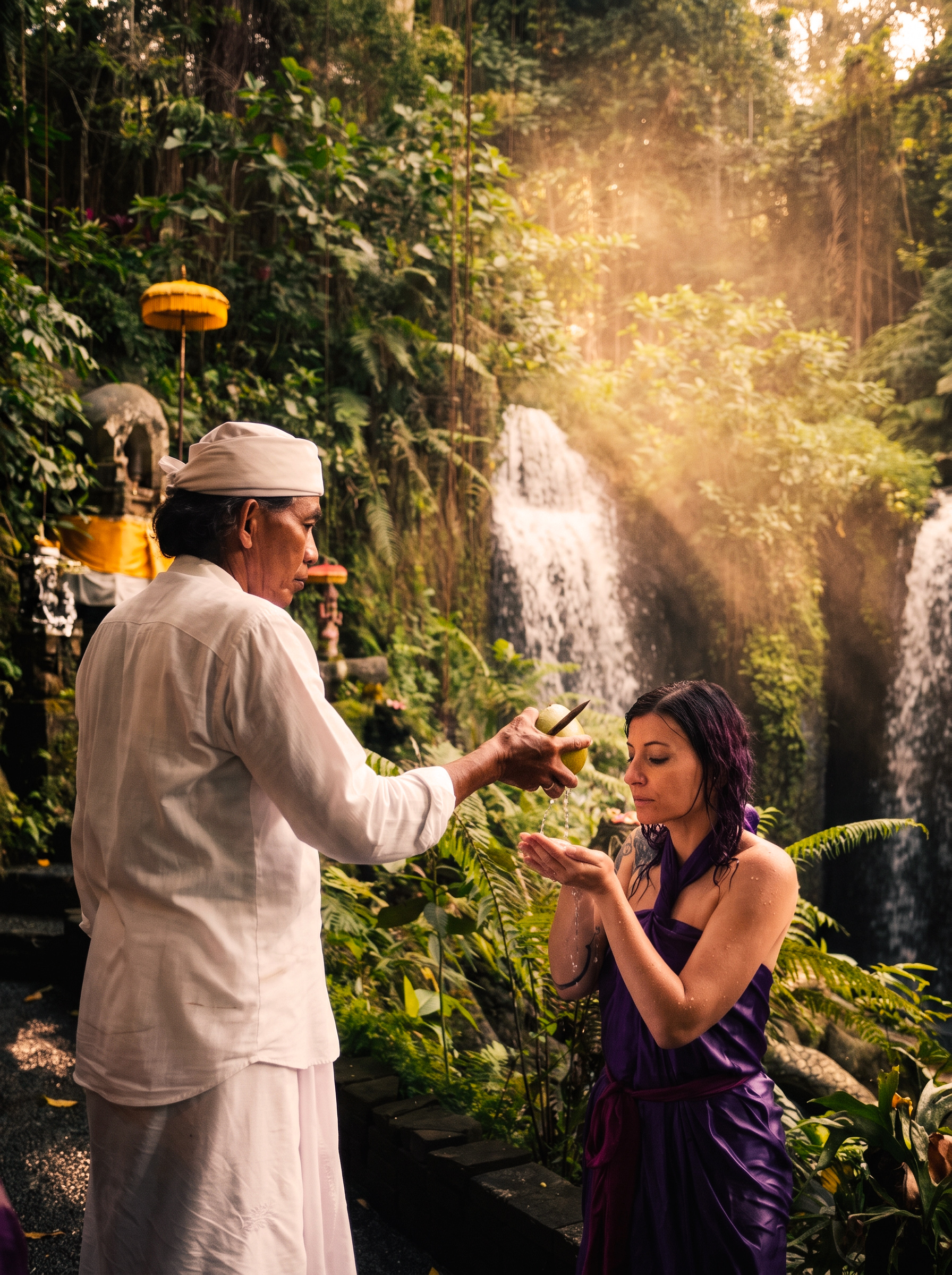 Emanuela Campanella mentre riceve la purificazione Melukat da un sacerdote balinese alle sorgenti sacre