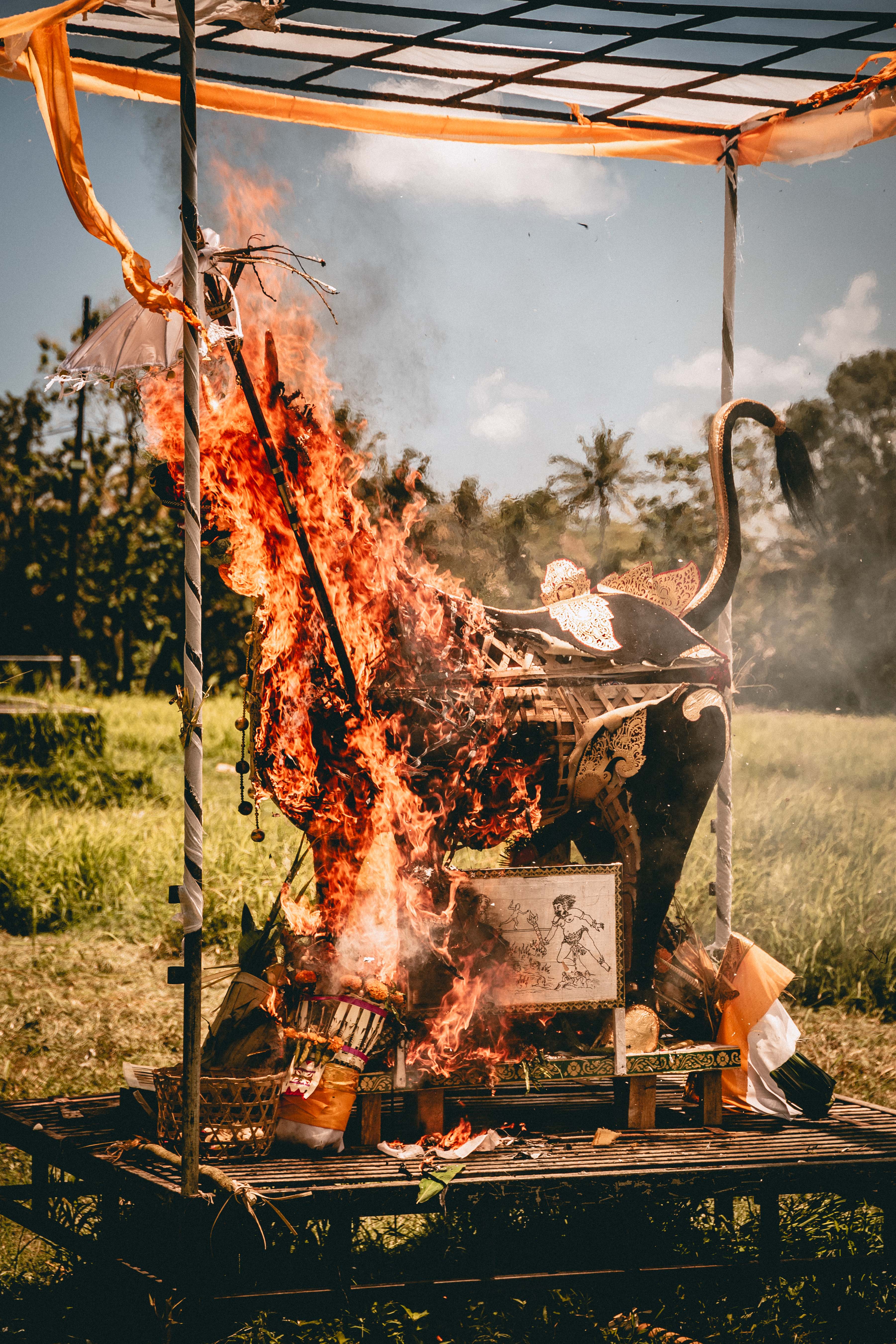 Il Lembu funerario viene dato alle fiamme, purificando lo spirito