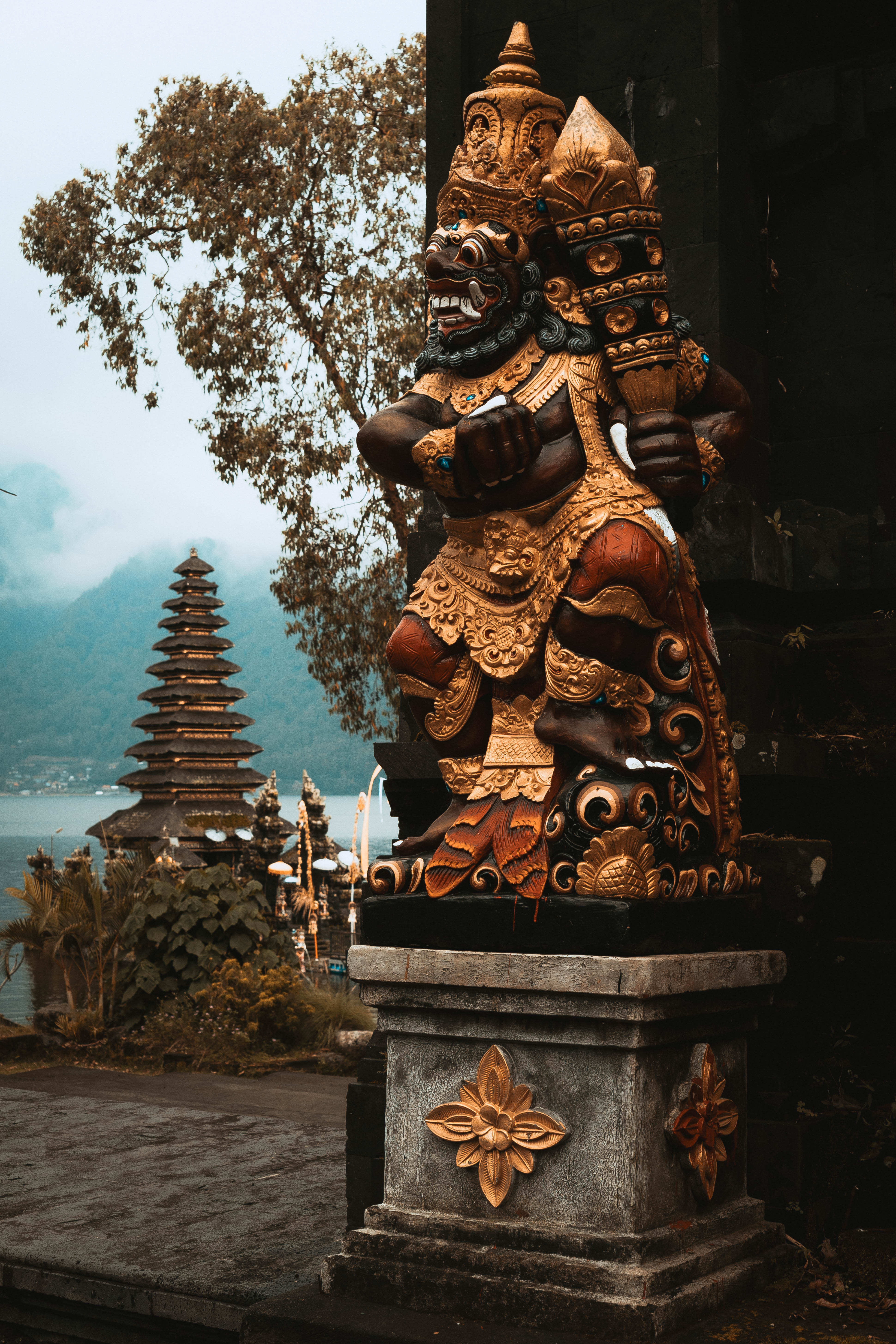 Statua guardiana imponente all'ingresso di un tempio balinese