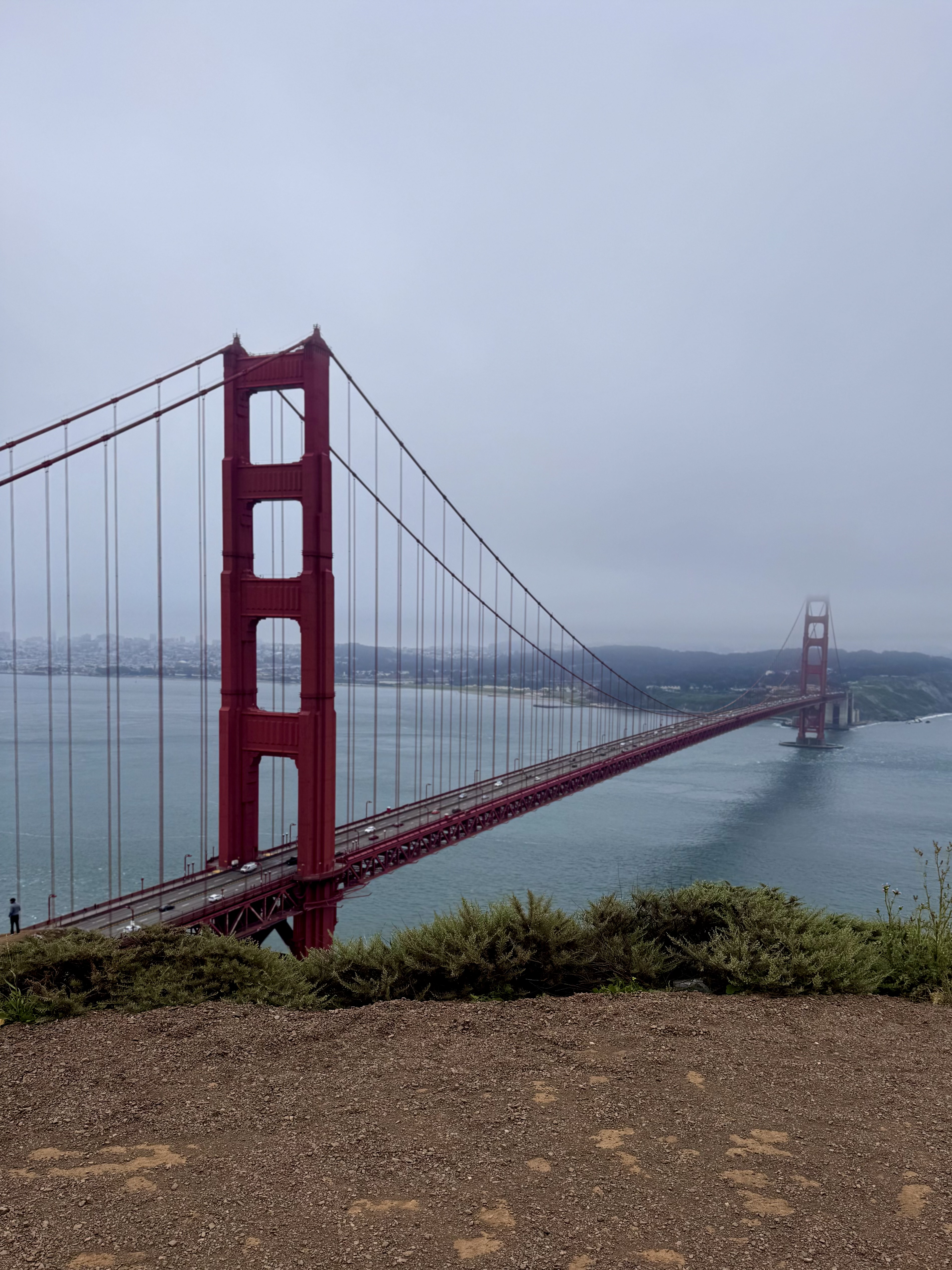 L'imponente architettura rossa del Golden Gate Bridge immerso nella nebbia