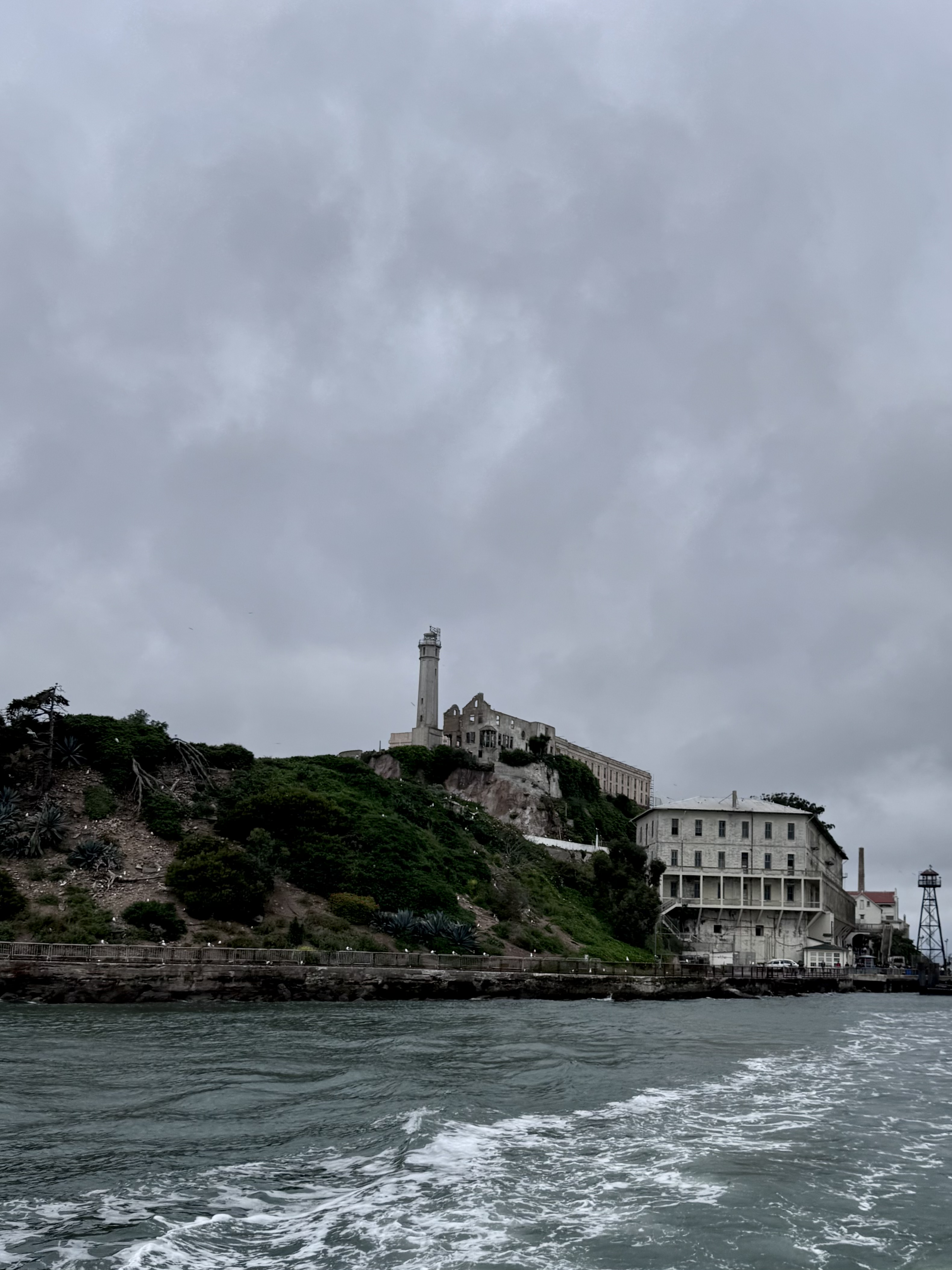 Vista dell'isola prigione di Alcatraz dalla baia di San Francisco